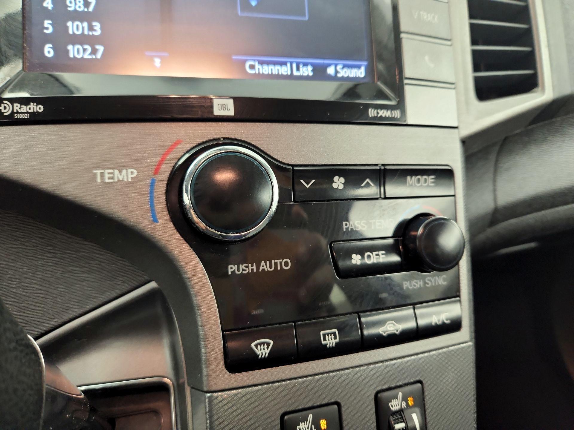 Thumbnail: 2015 Toyota Venza - 14