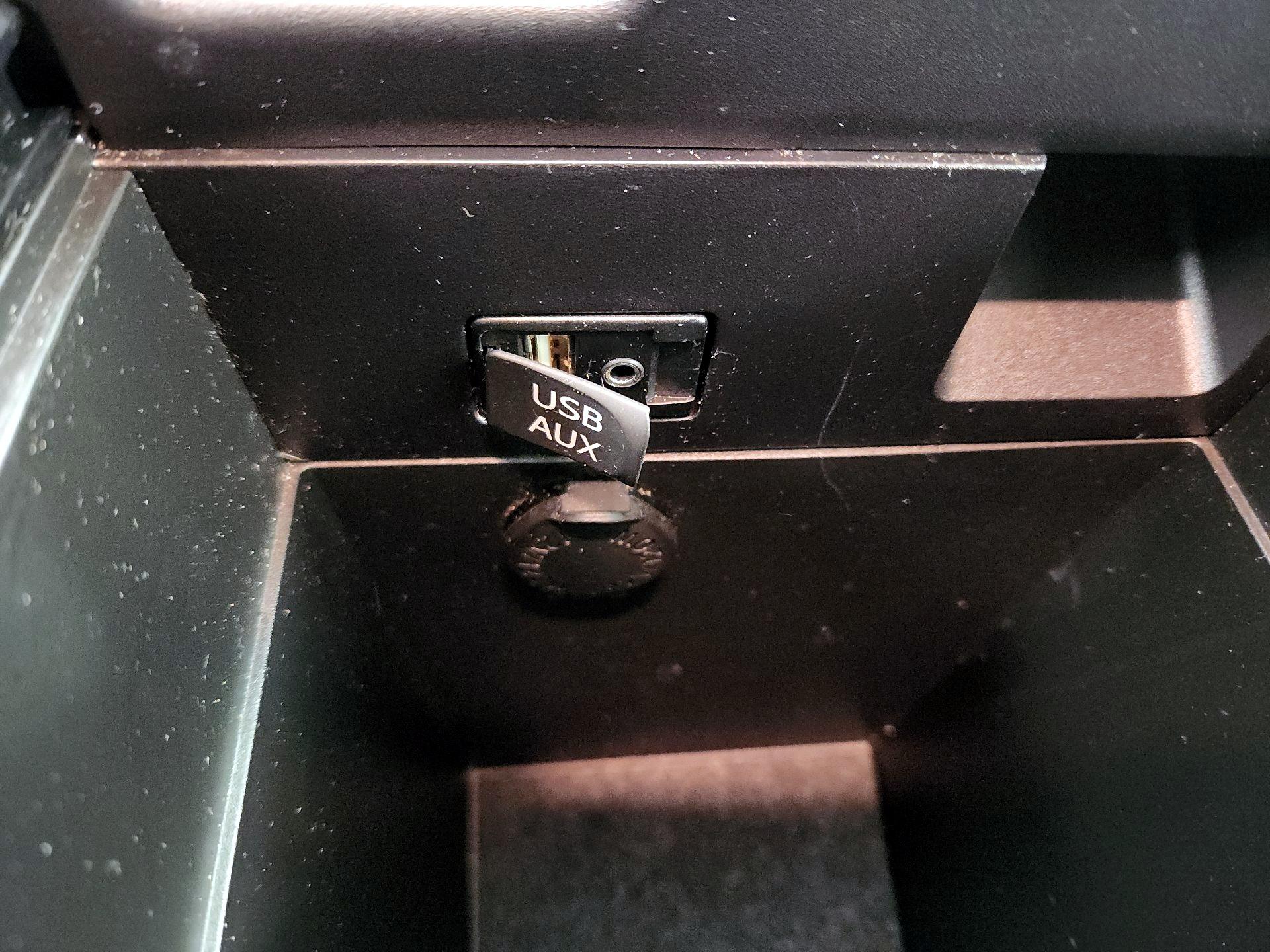 Thumbnail: 2015 Toyota Venza - 16