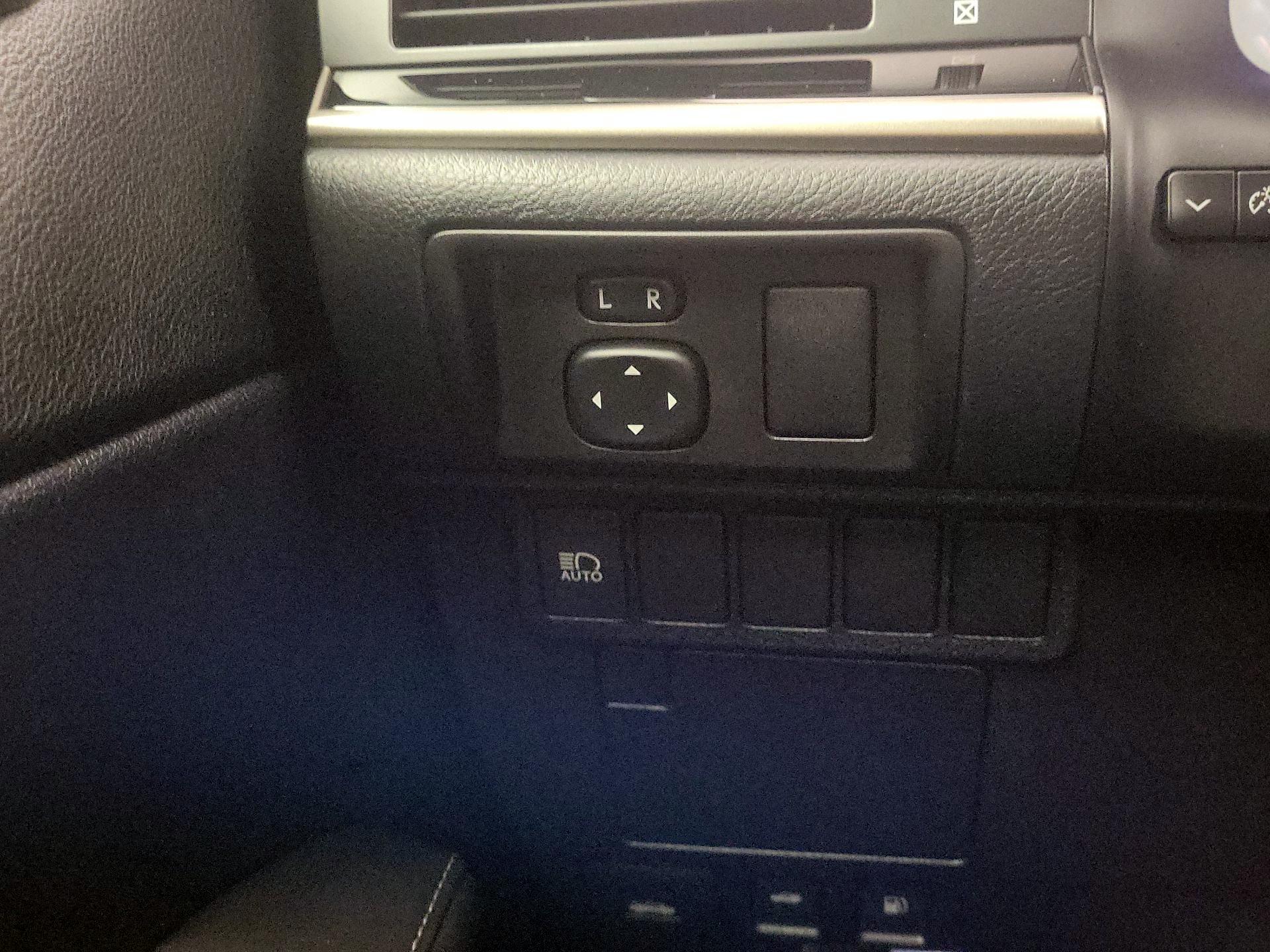 Thumbnail: 2018 Lexus ES - 11