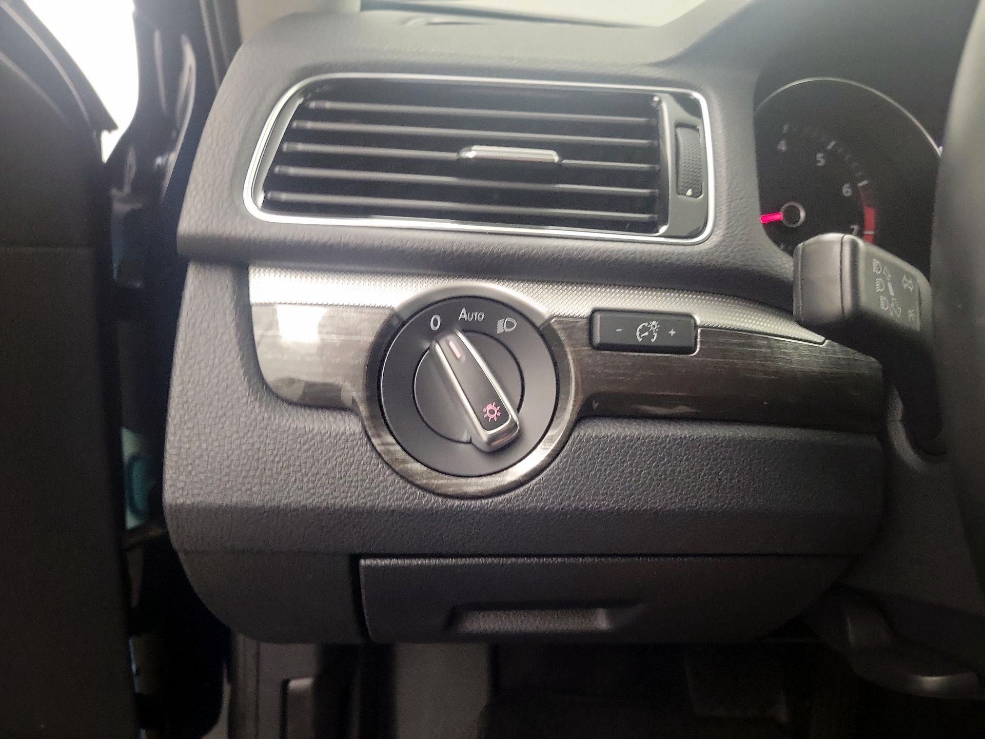 Thumbnail: 2018 Volkswagen Passat - 13