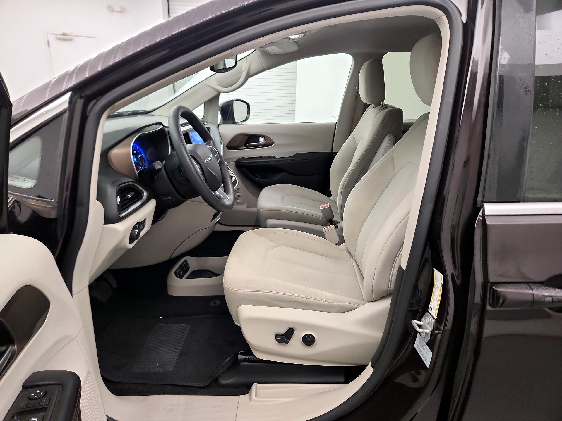 Thumbnail: 2017 Chrysler Pacifica - 9