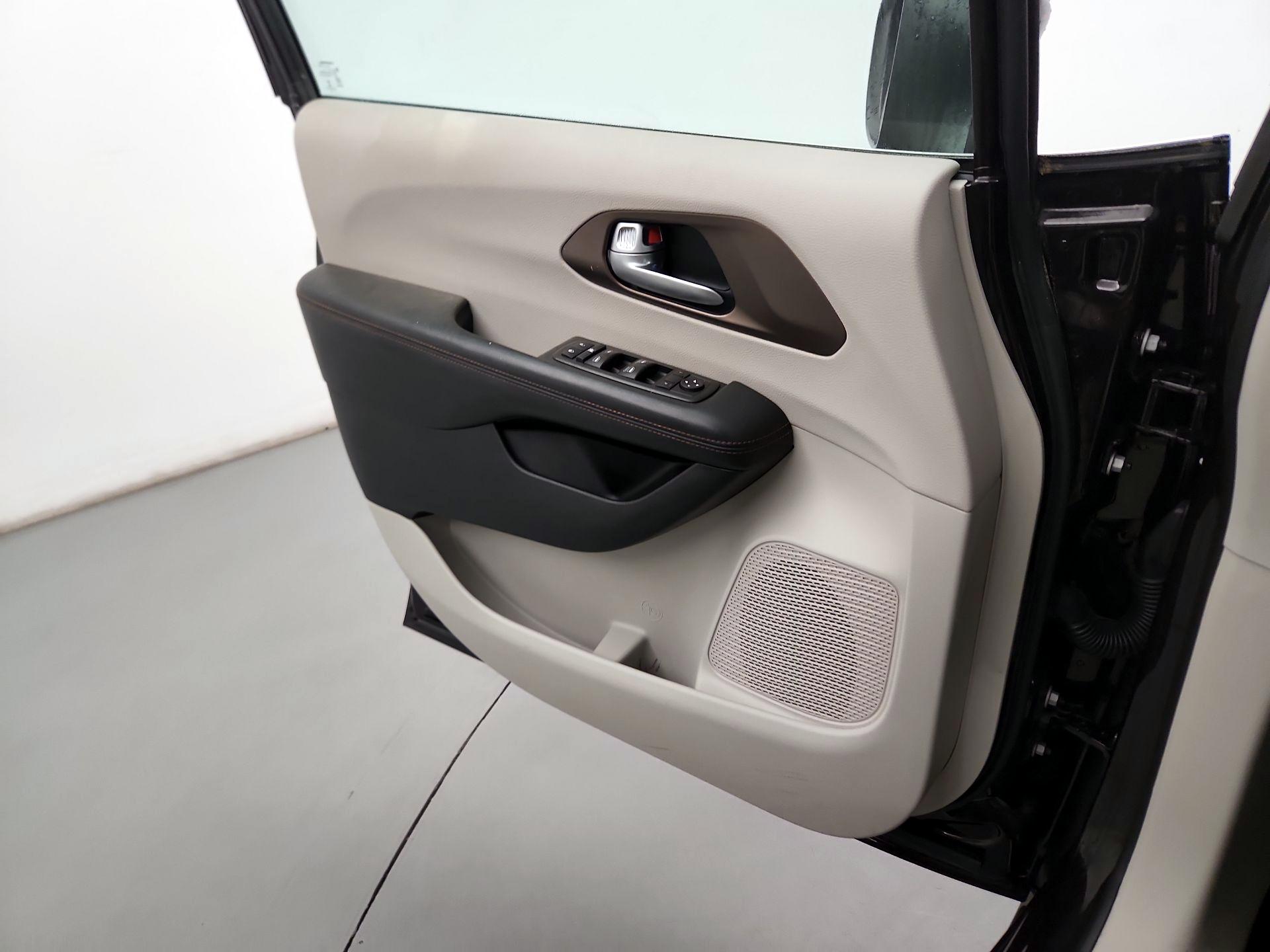 Thumbnail: 2017 Chrysler Pacifica - 10