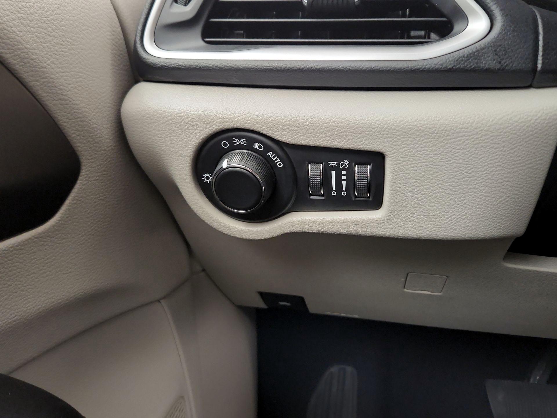 Thumbnail: 2017 Chrysler Pacifica - 11