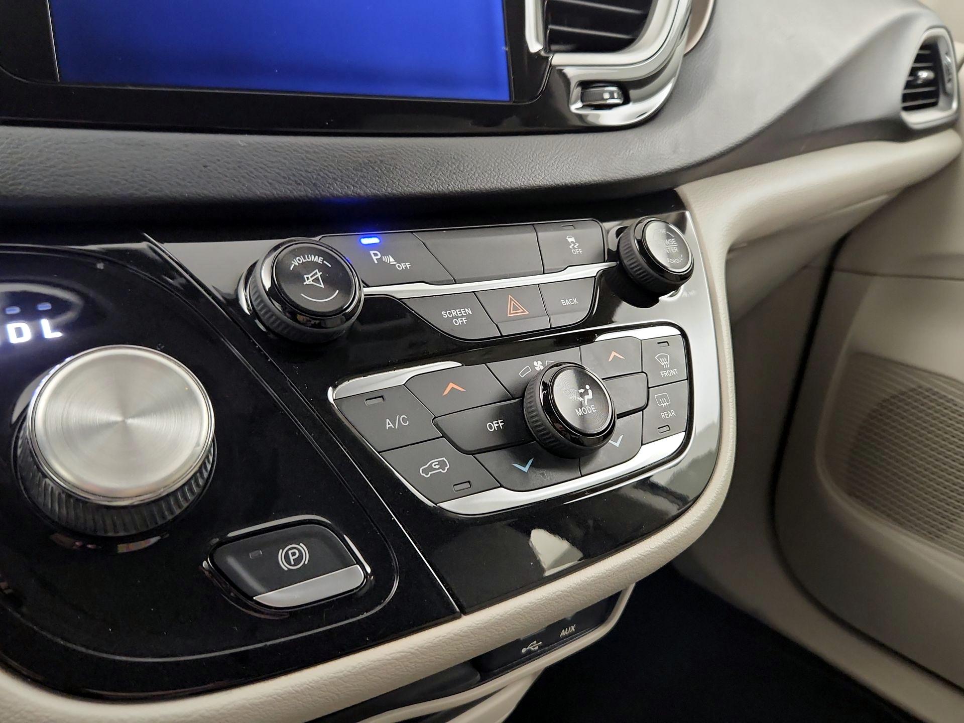 Thumbnail: 2017 Chrysler Pacifica - 14