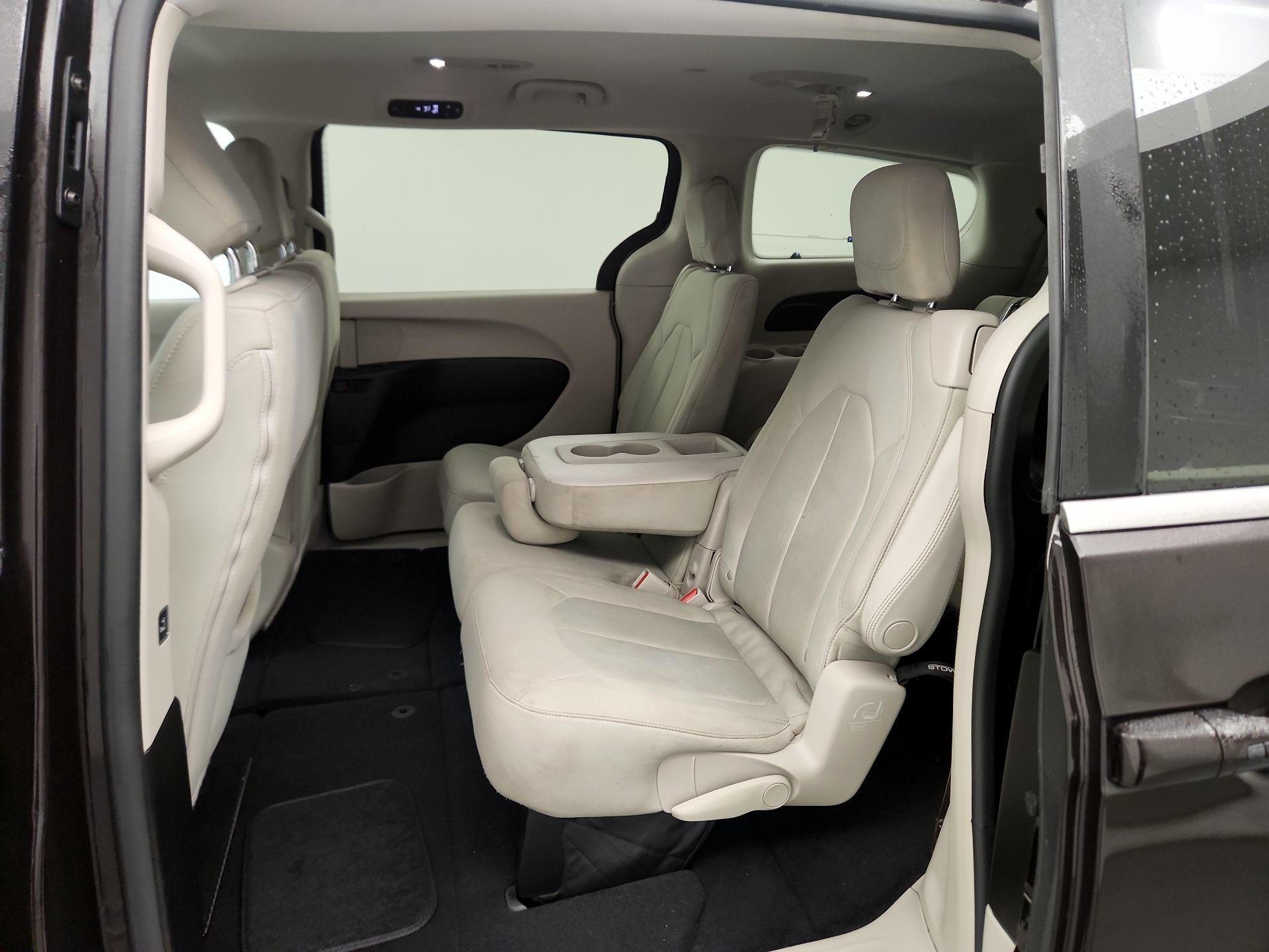 Thumbnail: 2017 Chrysler Pacifica - 17