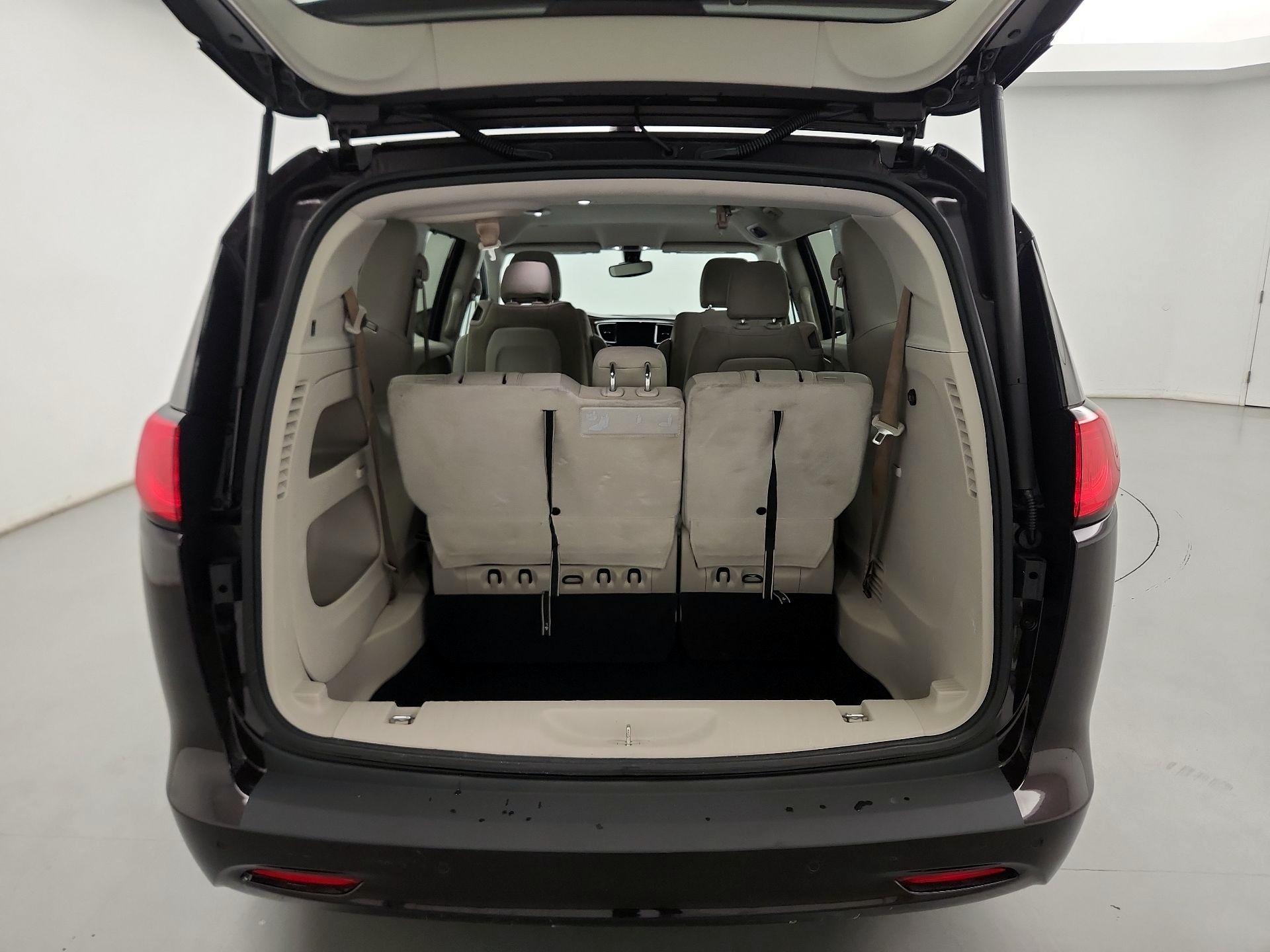 Thumbnail: 2017 Chrysler Pacifica - 19