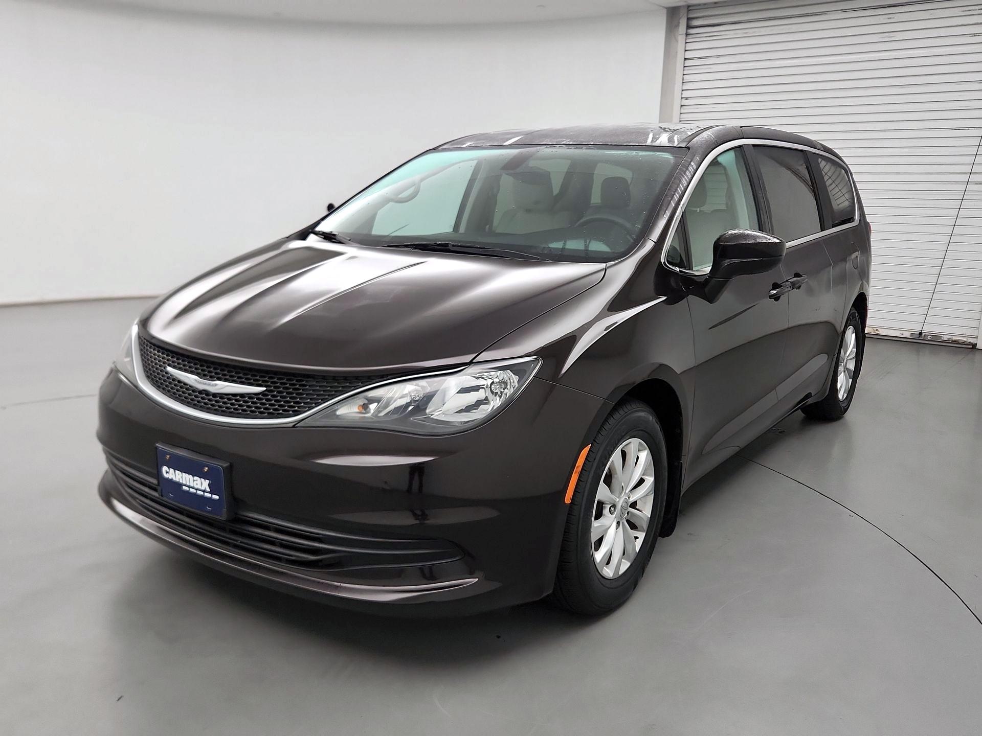 Thumbnail: 2017 Chrysler Pacifica - 3