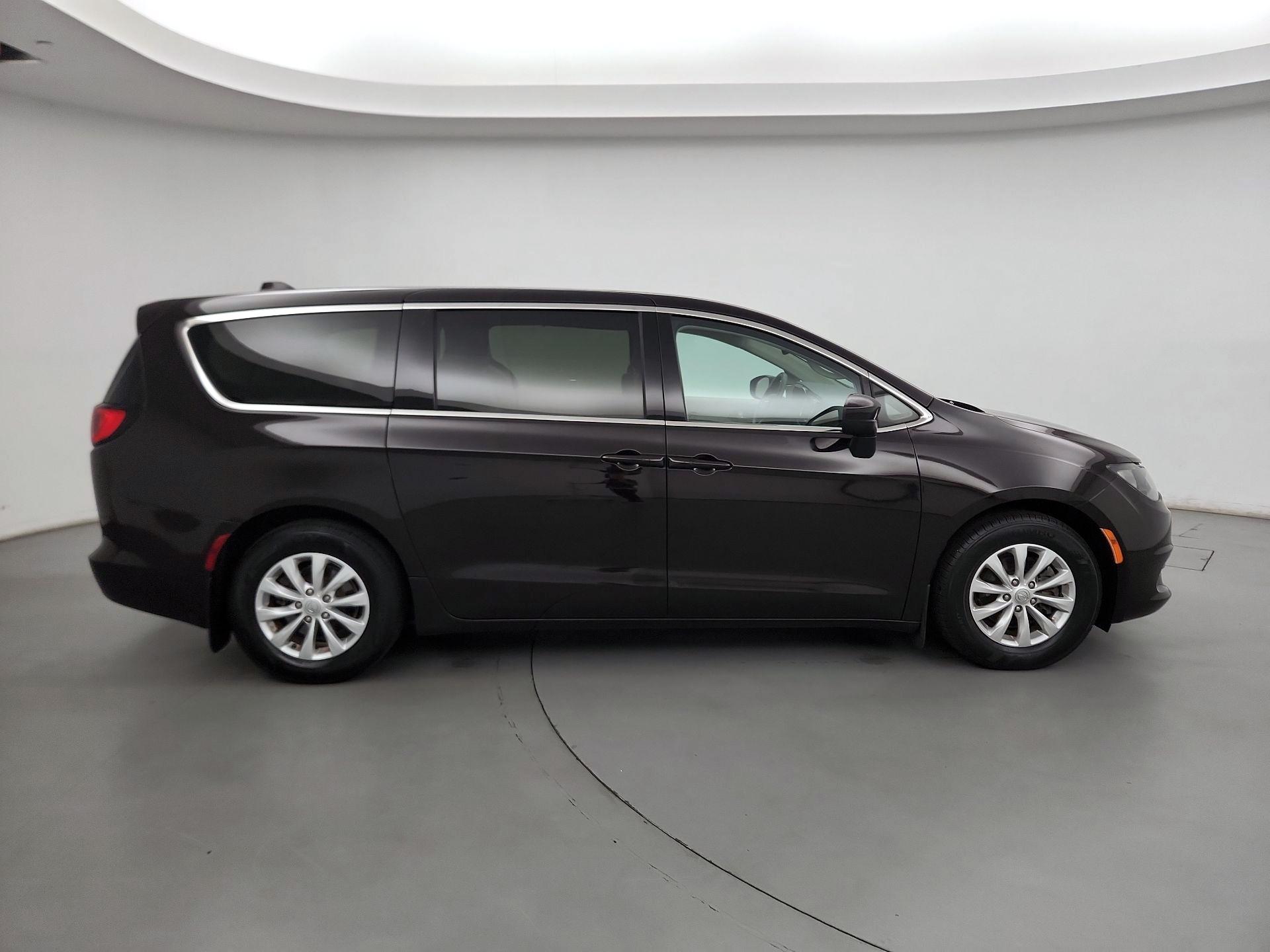 Thumbnail: 2017 Chrysler Pacifica - 4