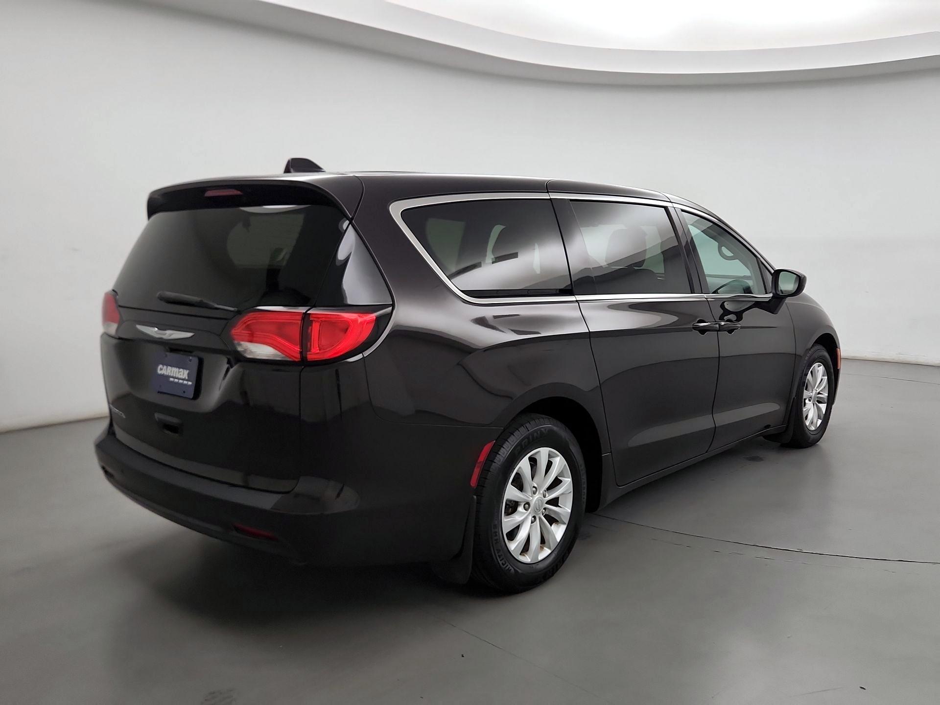 Thumbnail: 2017 Chrysler Pacifica - 5