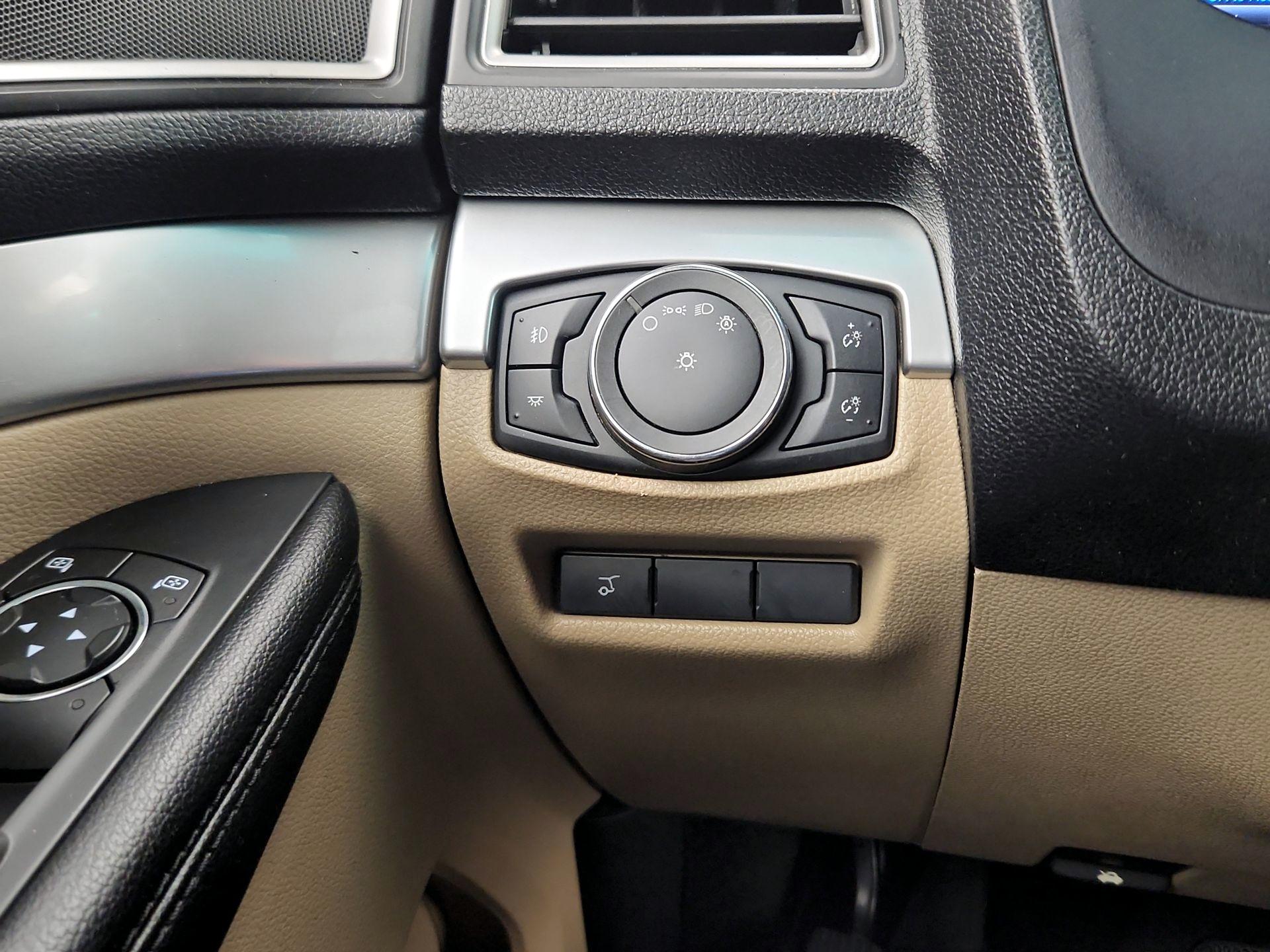 Thumbnail: 2016 Ford Explorer - 13