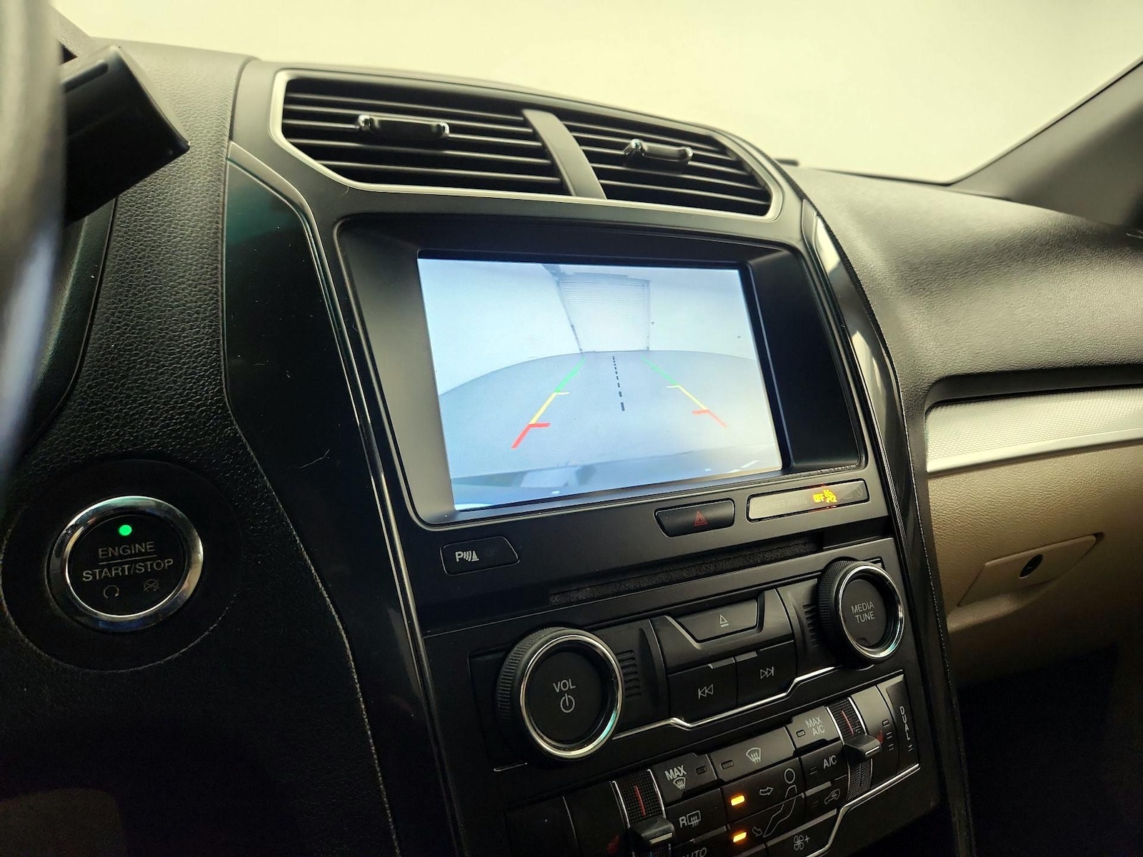 2016 Ford Explorer XLT - Photo 15