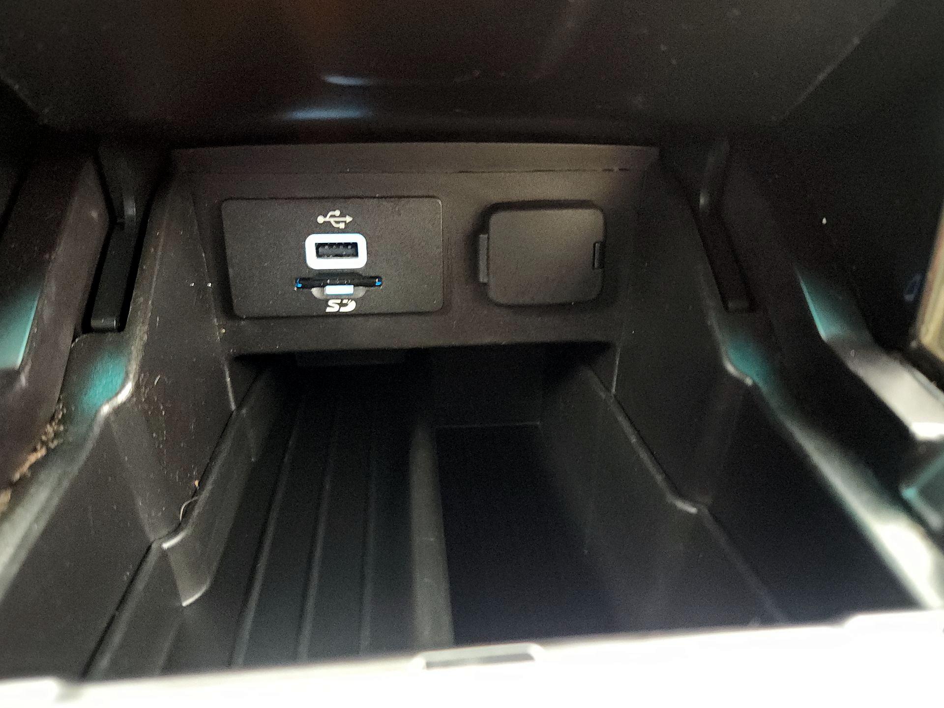 Thumbnail: 2016 Ford Explorer - 18