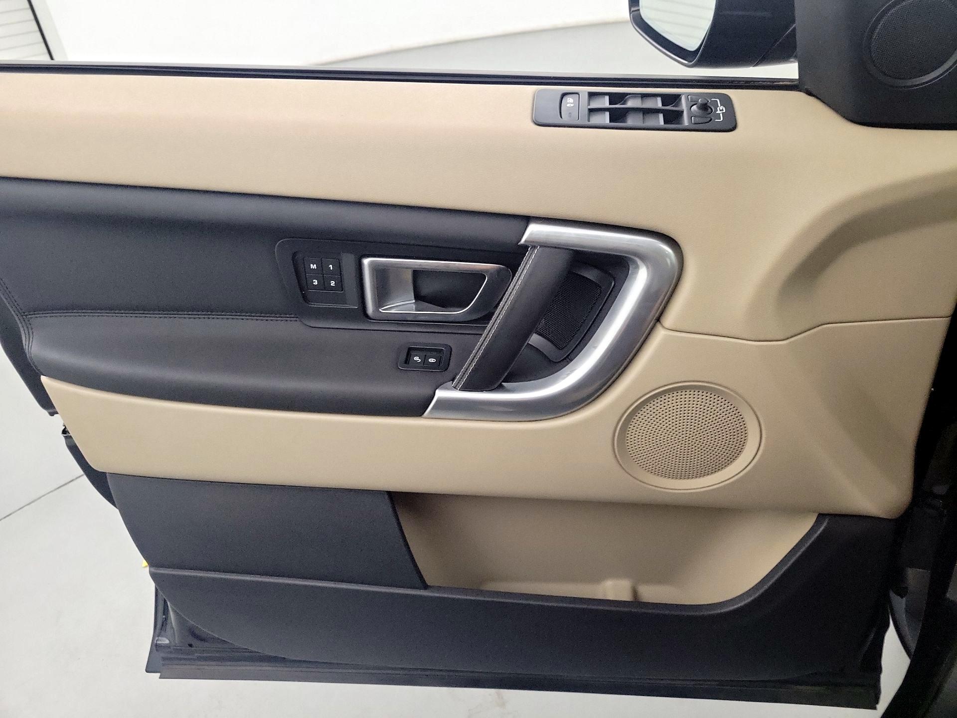 Thumbnail: 2019 Land Rover Discovery Sport - 12