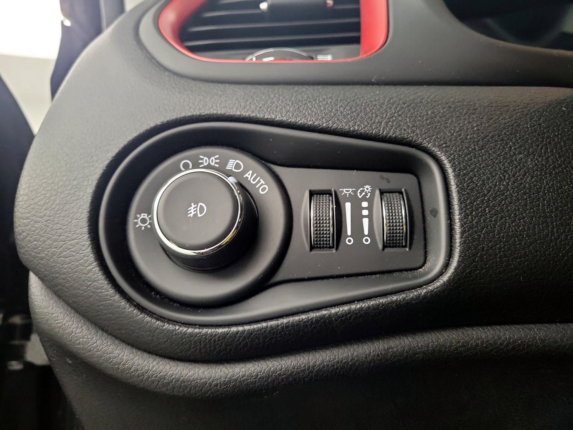 Thumbnail: 2015 Jeep Renegade - 13