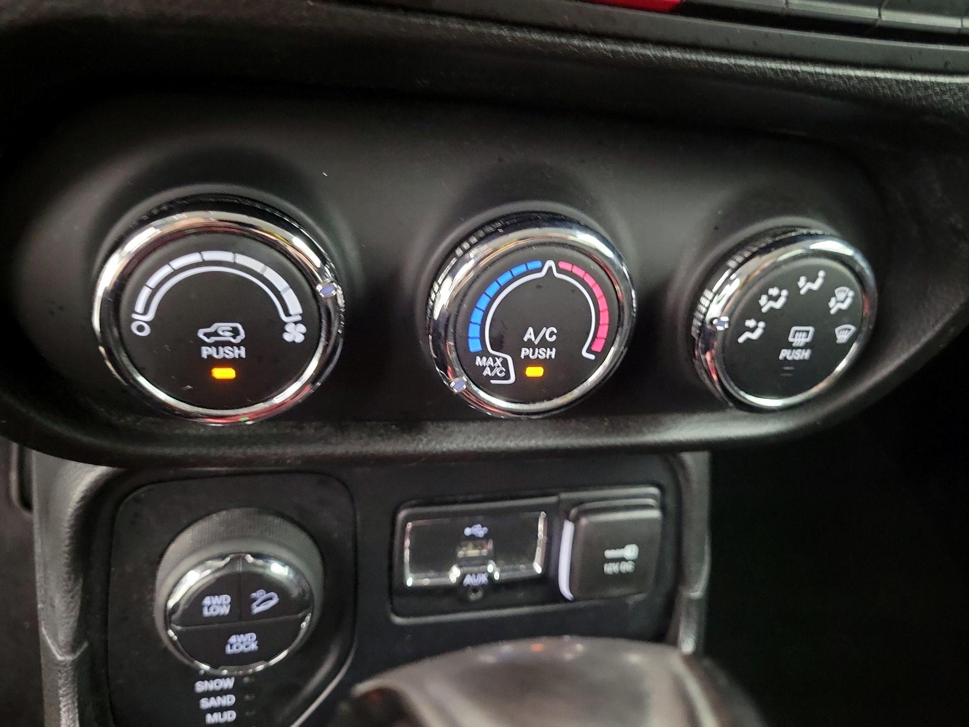 Thumbnail: 2015 Jeep Renegade - 16