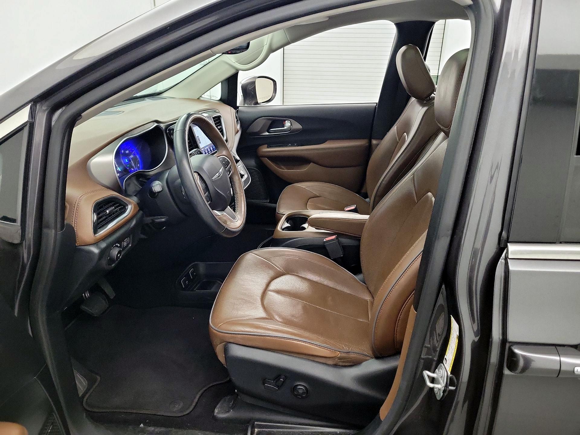 Thumbnail: 2018 Chrysler Pacifica - 11