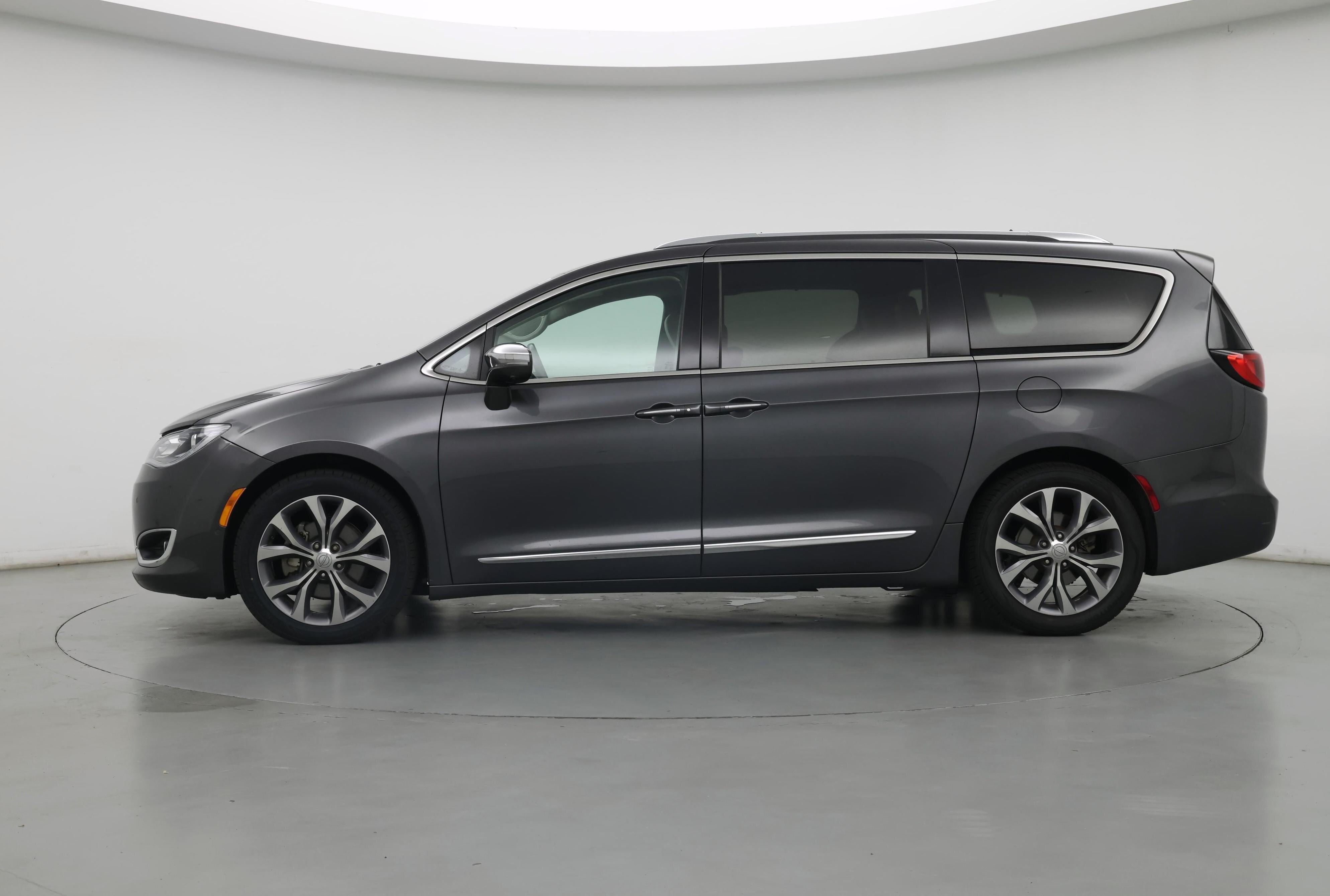 Thumbnail: 2018 Chrysler Pacifica - 3