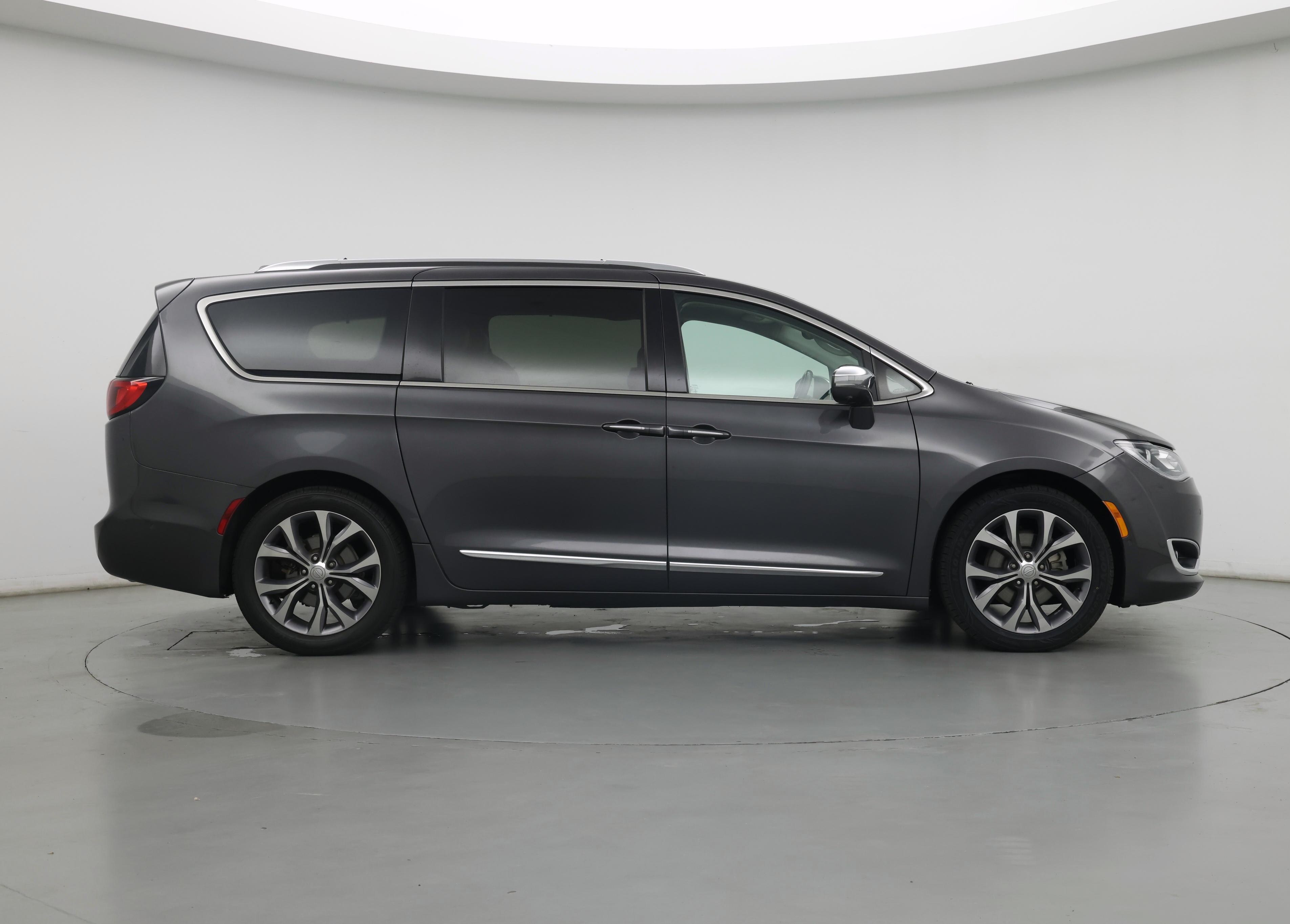 Thumbnail: 2018 Chrysler Pacifica - 7