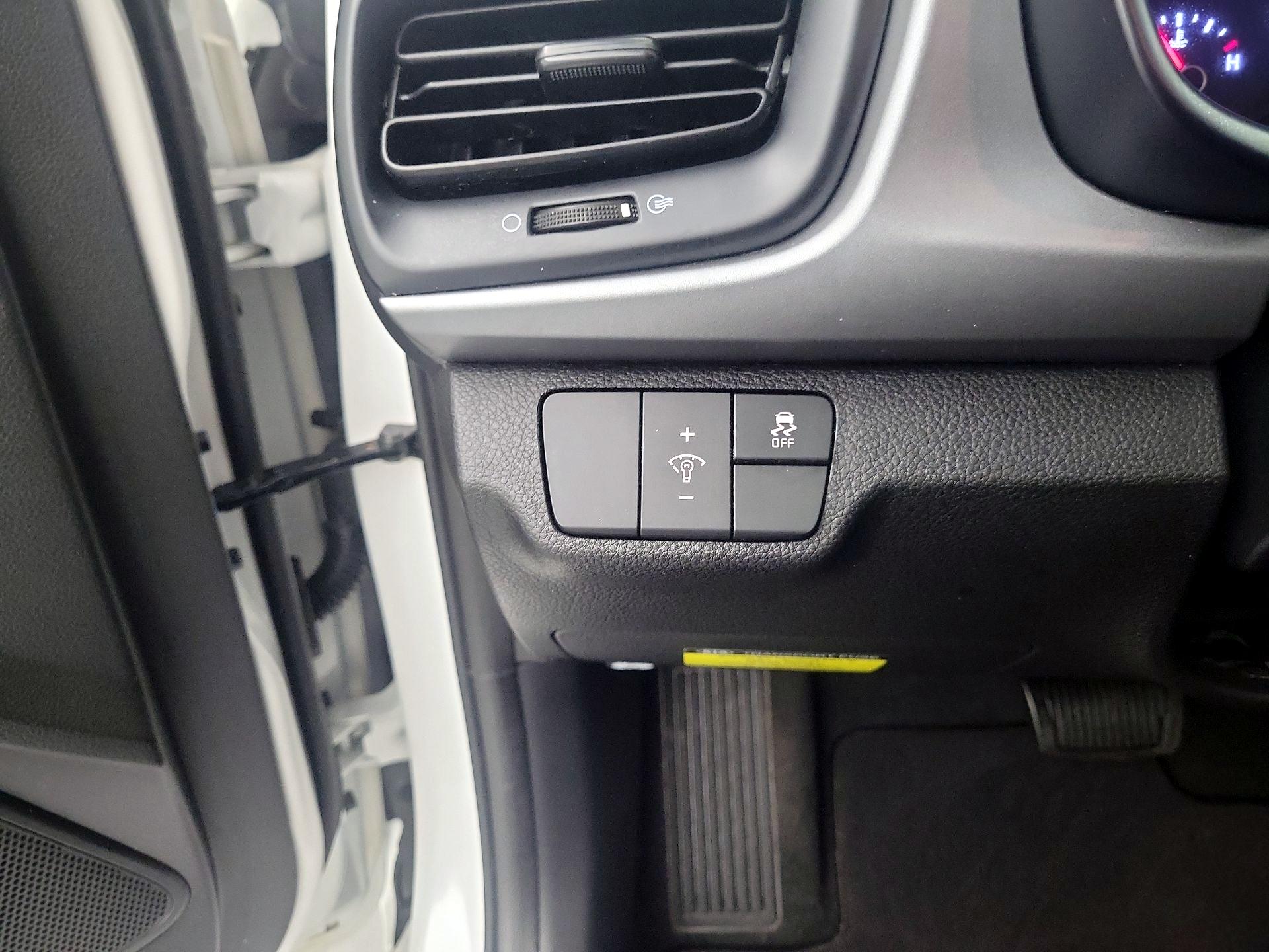 Thumbnail: 2020 Kia Rio - 13