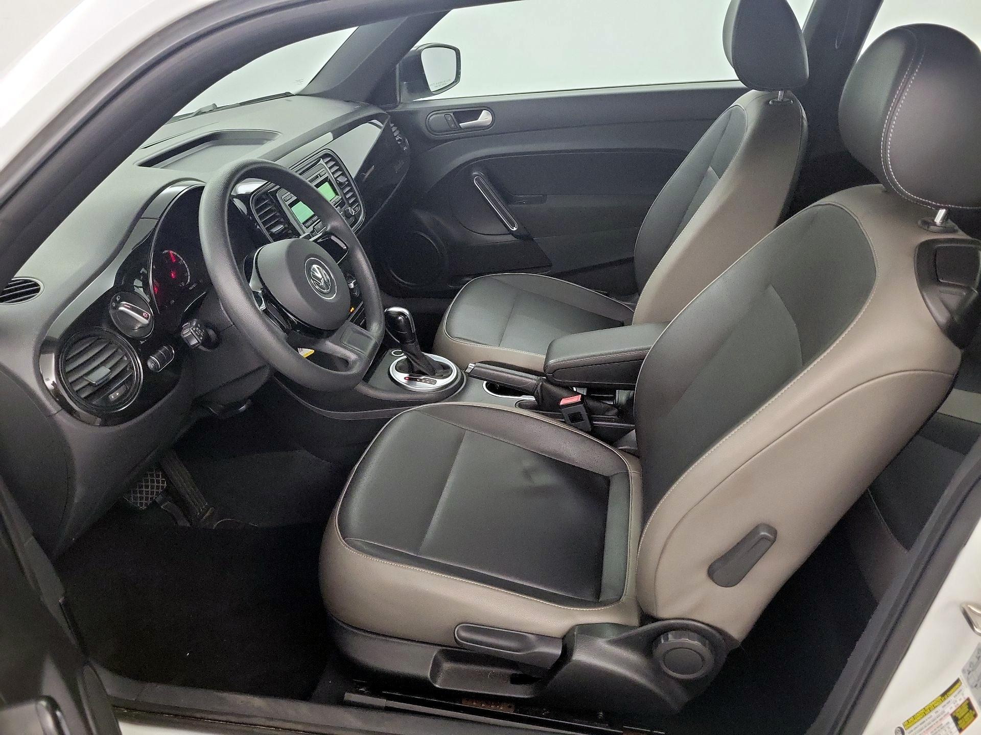 Thumbnail: 2015 Volkswagen Beetle - 11