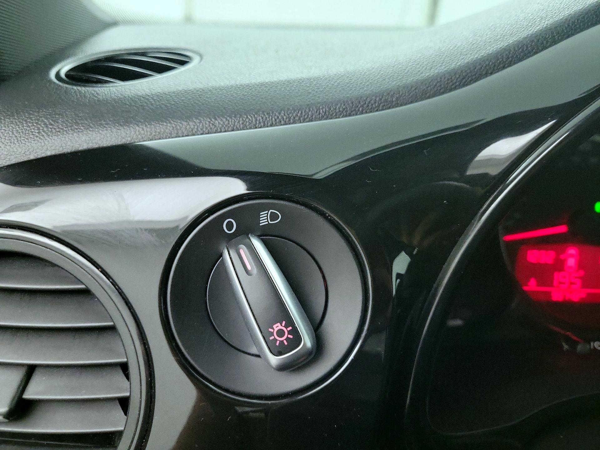 Thumbnail: 2015 Volkswagen Beetle - 13
