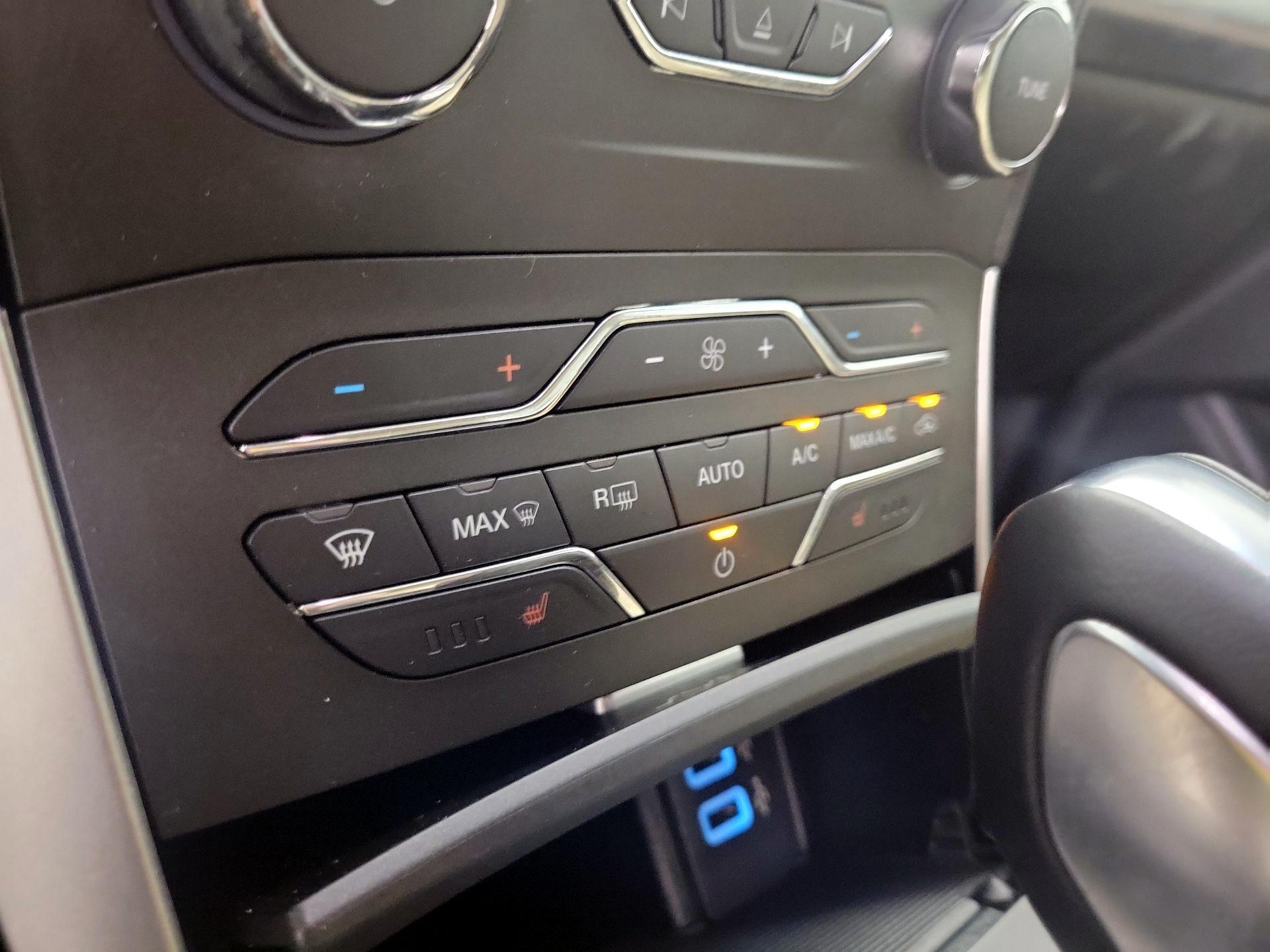 Thumbnail: 2016 Ford Edge - 17