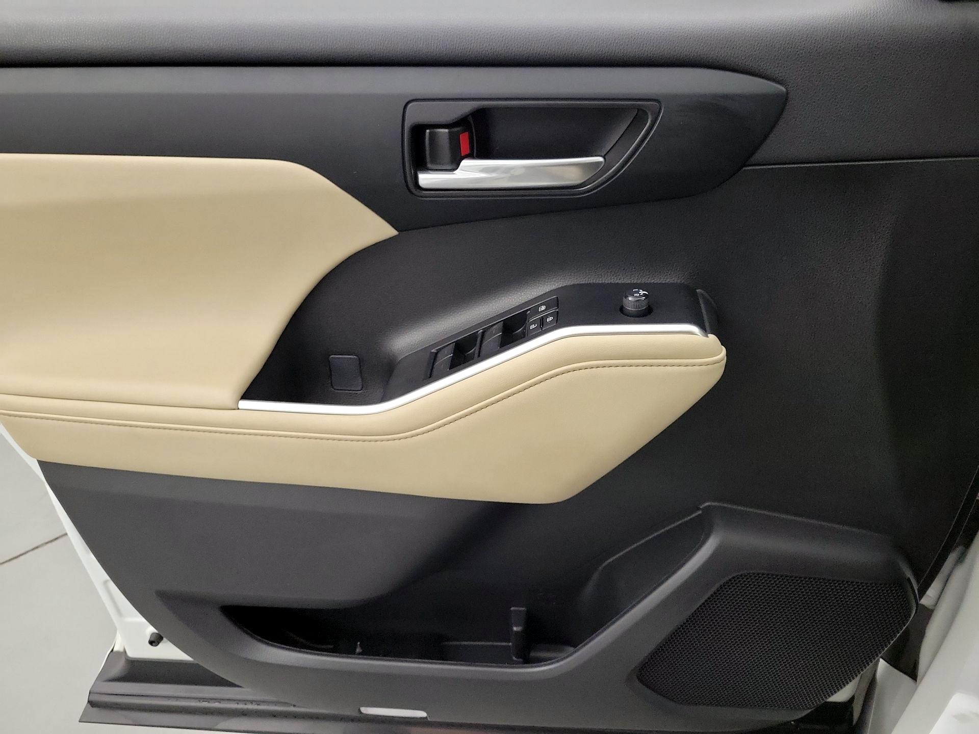 Thumbnail: 2023 Toyota Highlander - 12