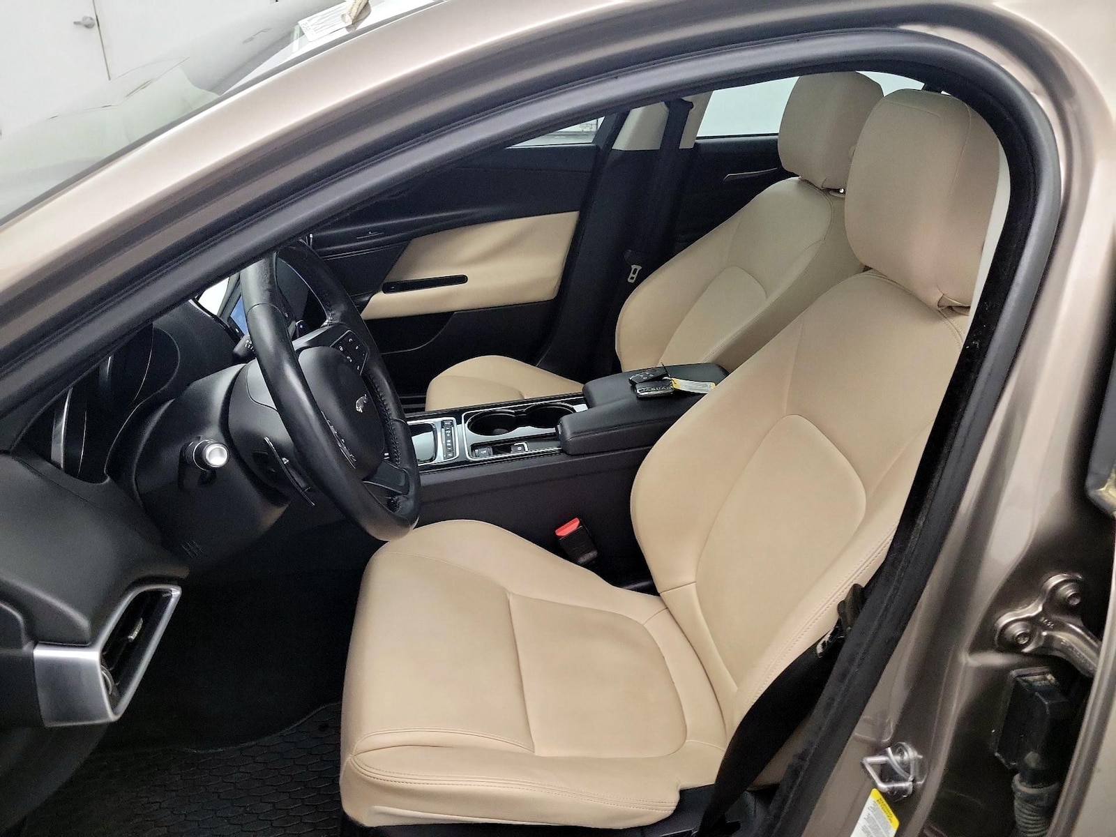2017 Jaguar XE Premium - Photo 12