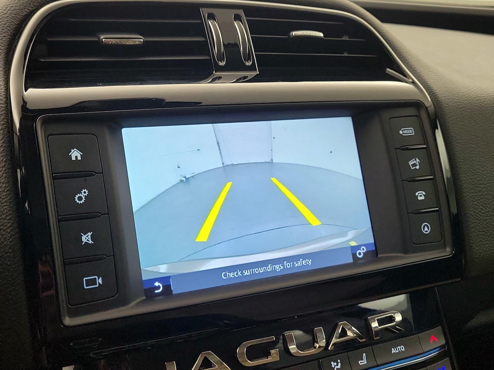 2017 Jaguar XE Premium - Photo 16