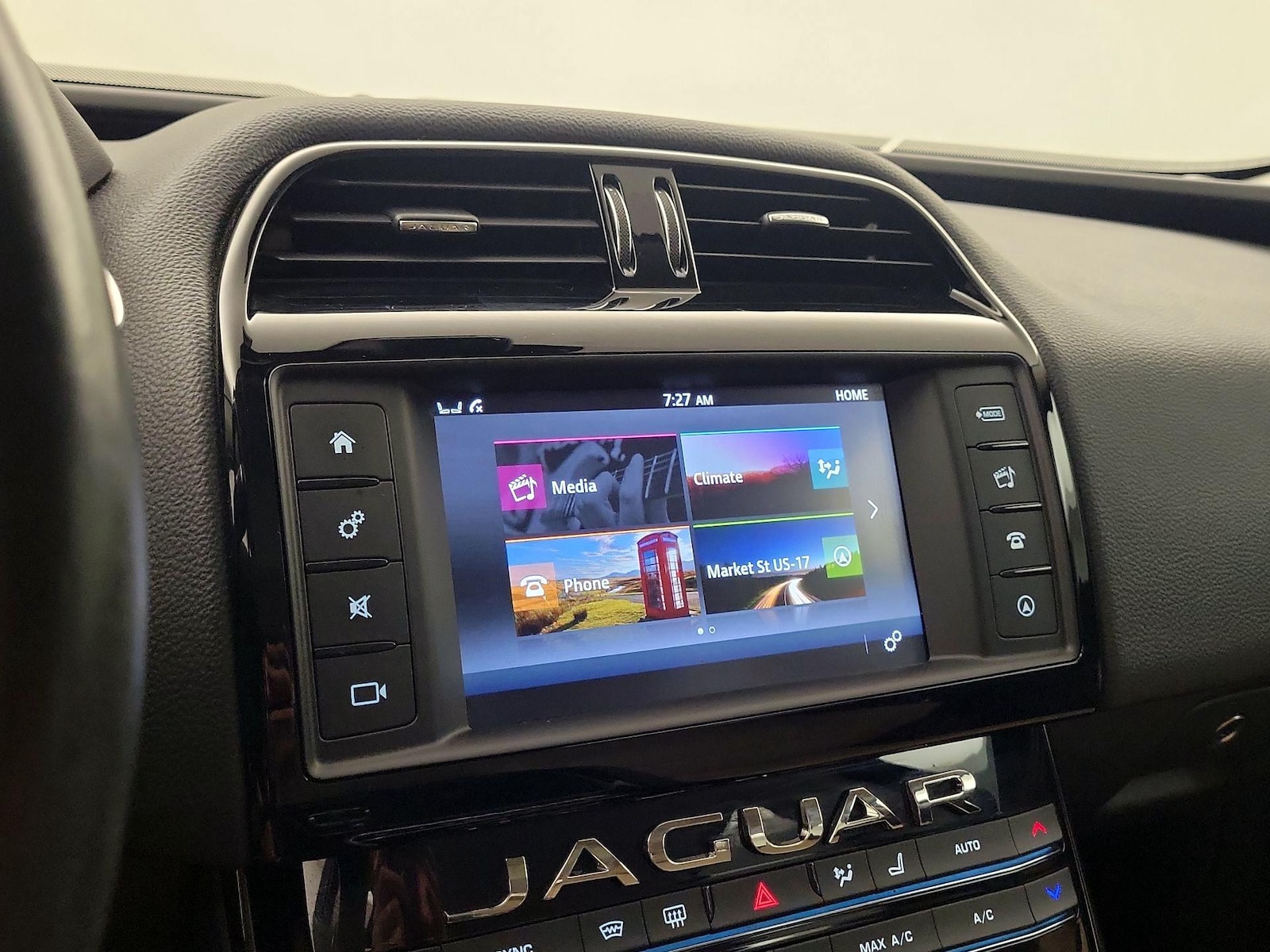2017 Jaguar XE Premium - Photo 17
