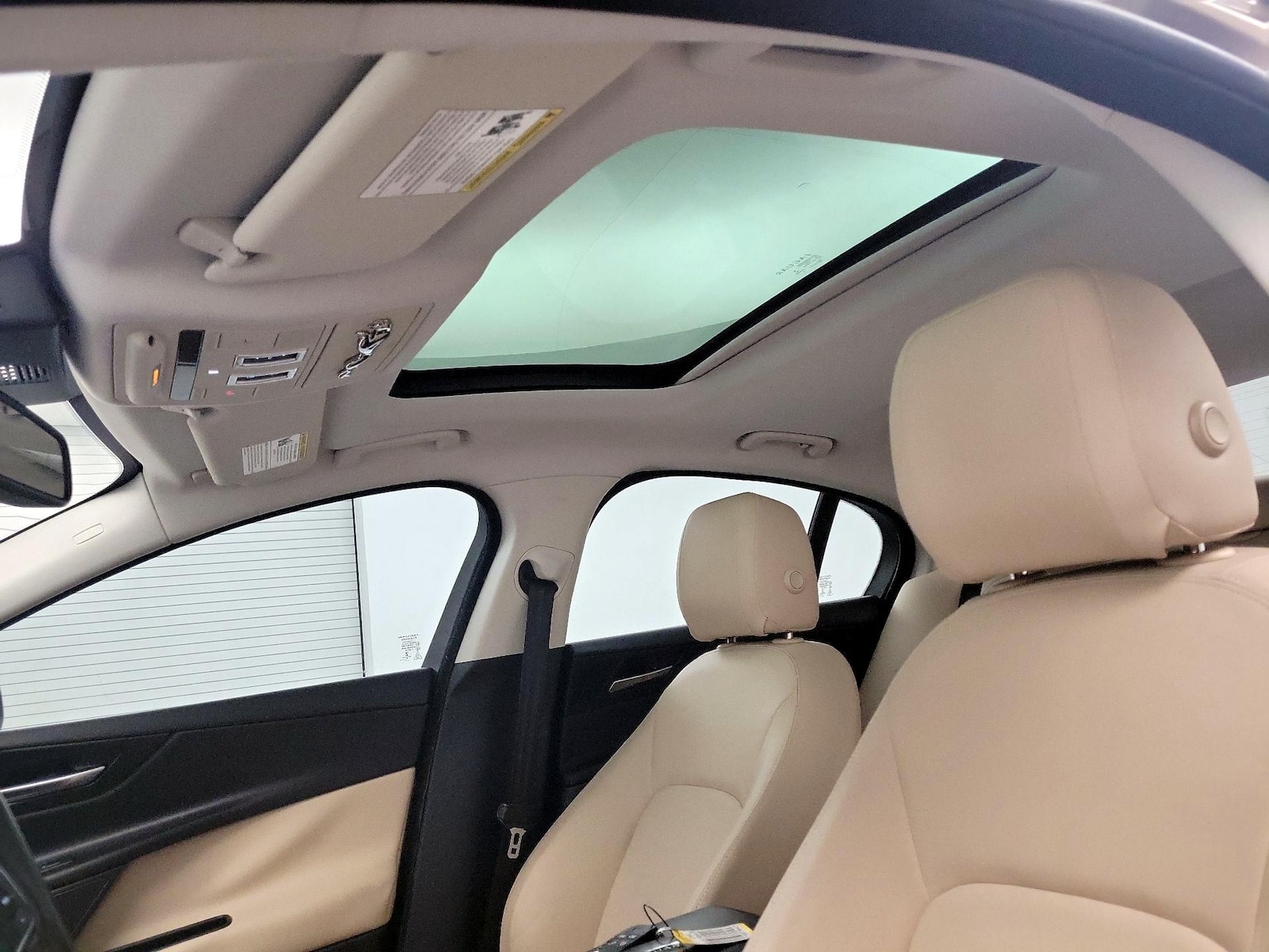 2017 Jaguar XE Premium - Photo 21
