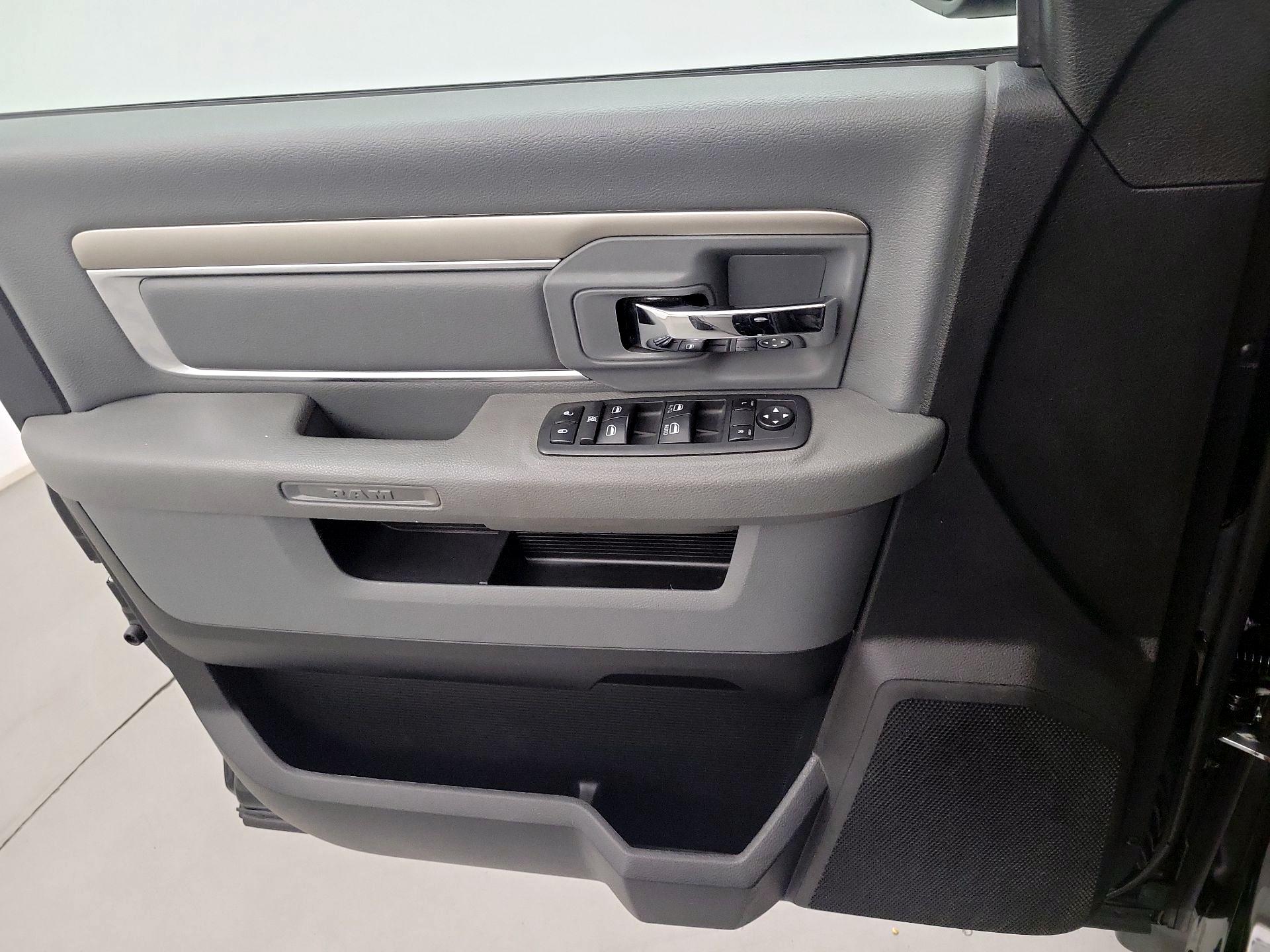 Thumbnail: 2019 RAM 1500 Classic - 10