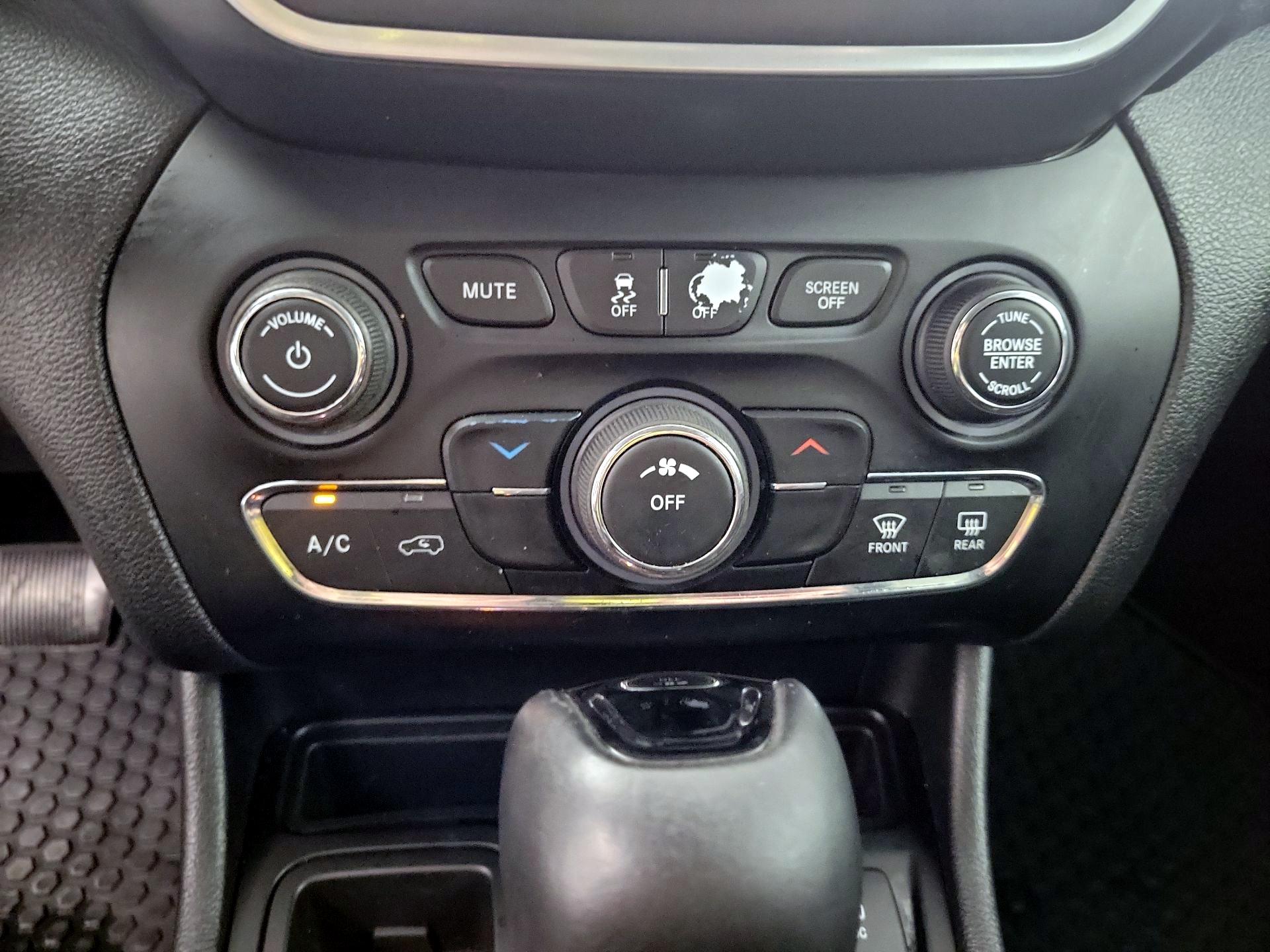 Thumbnail: 2019 Jeep Cherokee - 14