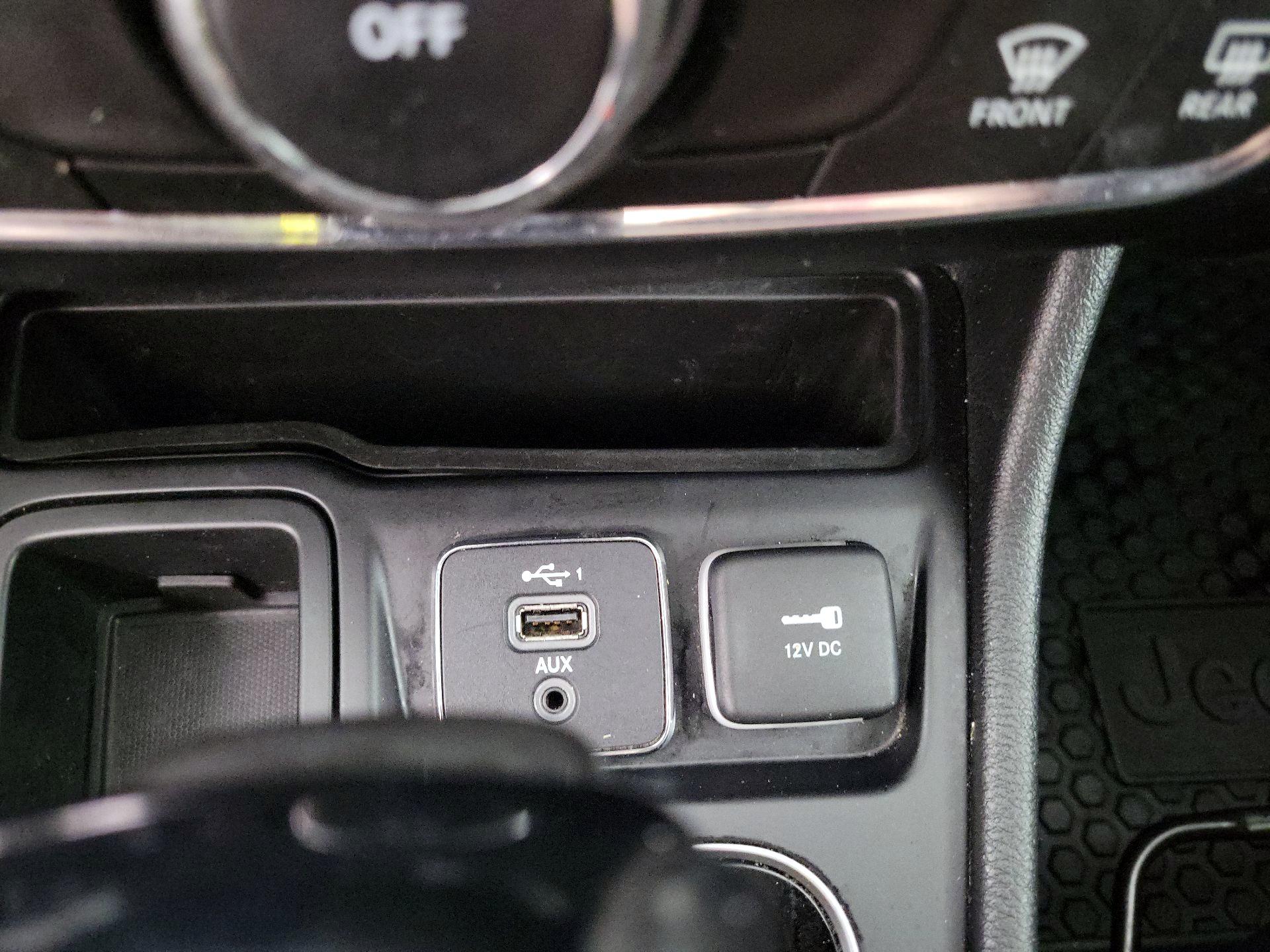 Thumbnail: 2019 Jeep Cherokee - 16