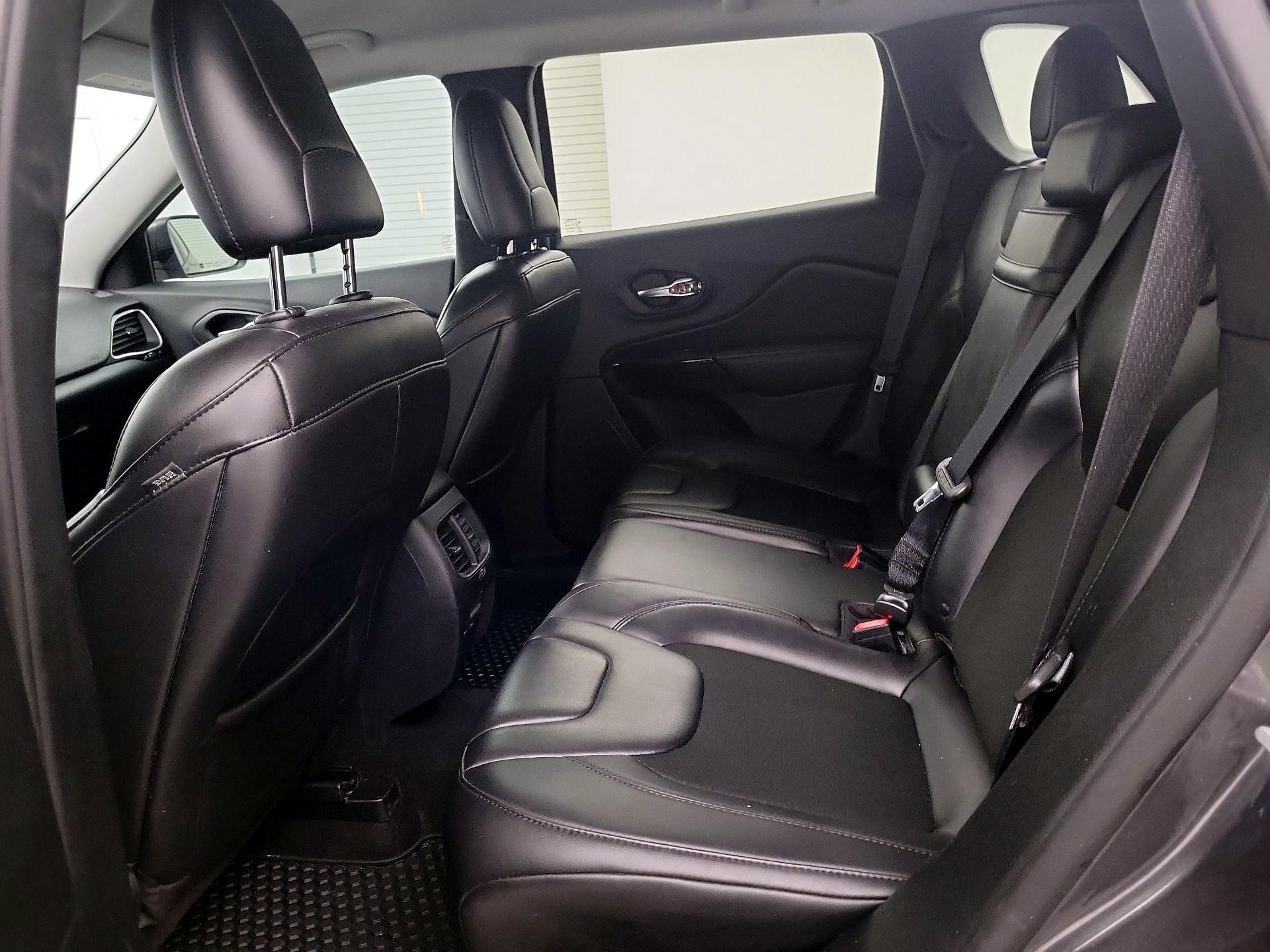Thumbnail: 2019 Jeep Cherokee - 17