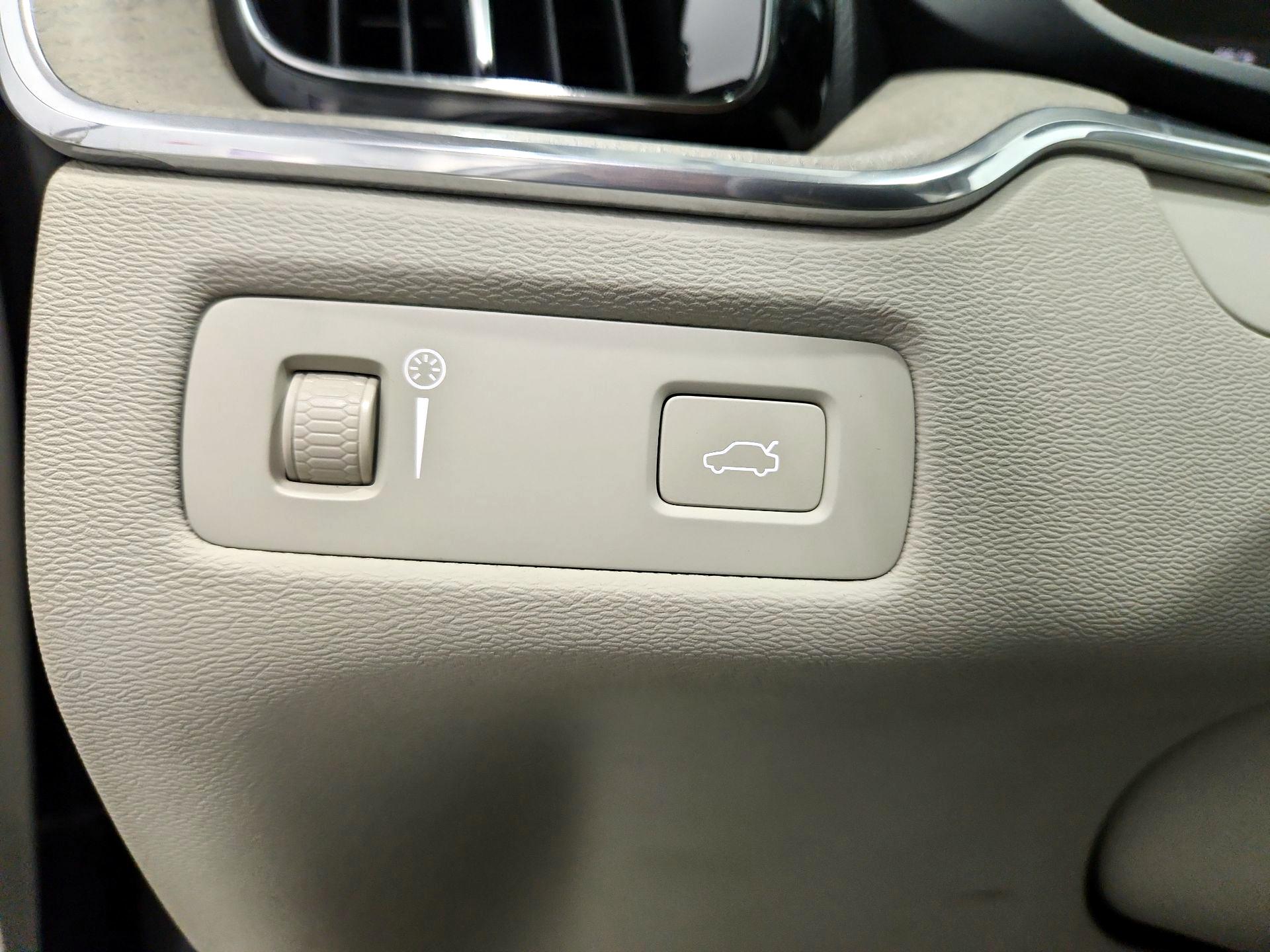 Thumbnail: 2018 Volvo XC60 - 13