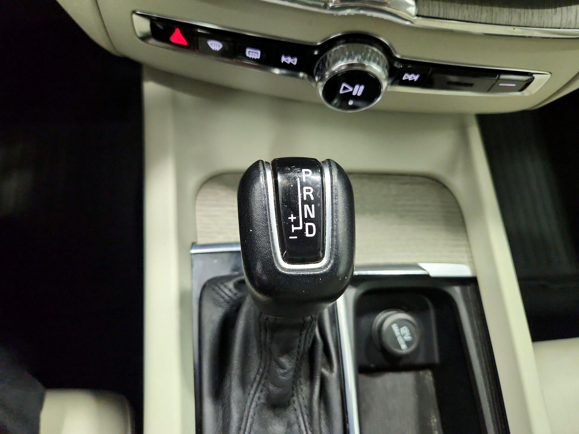 Thumbnail: 2018 Volvo XC60 - 17