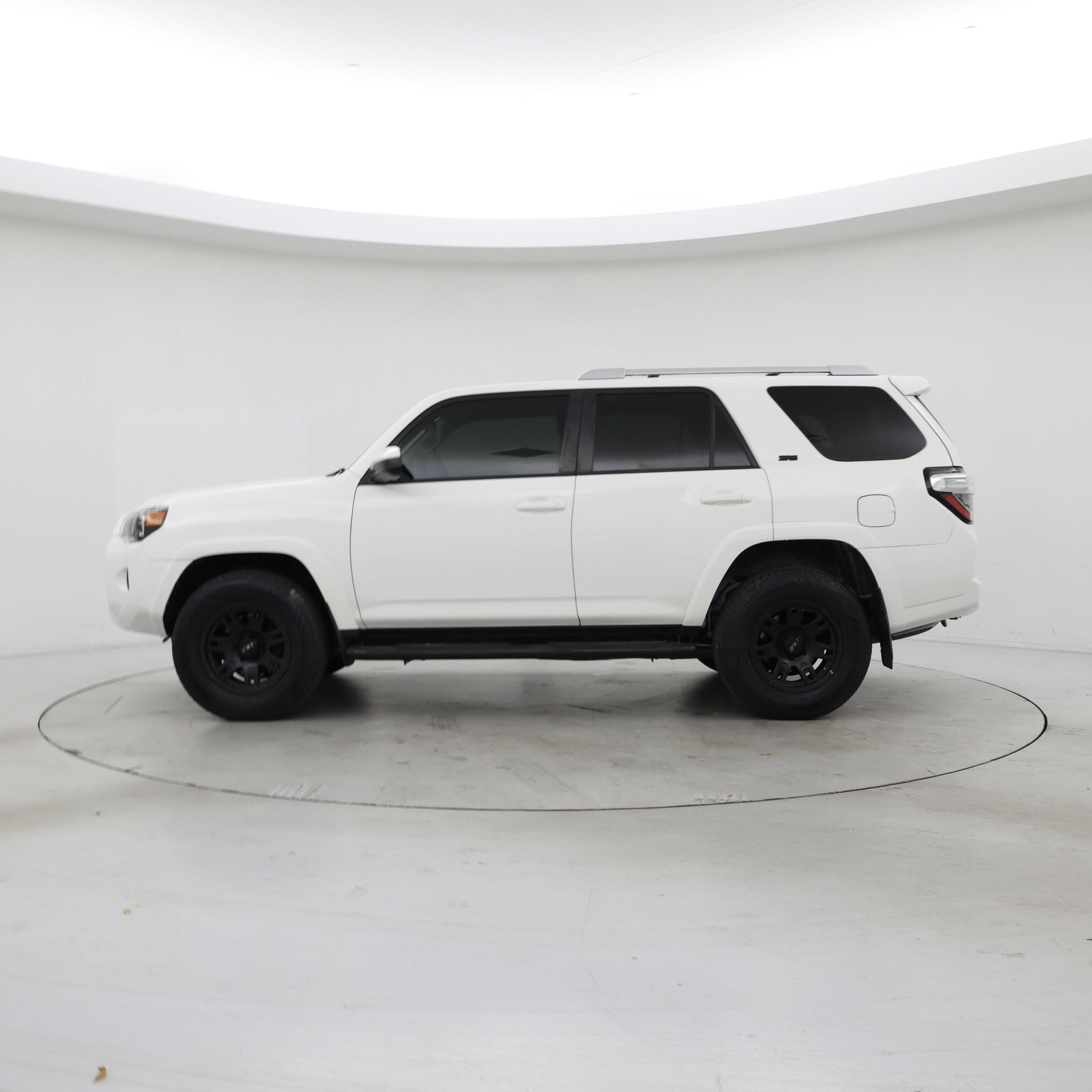 Thumbnail: 2017 Toyota 4Runner - 3