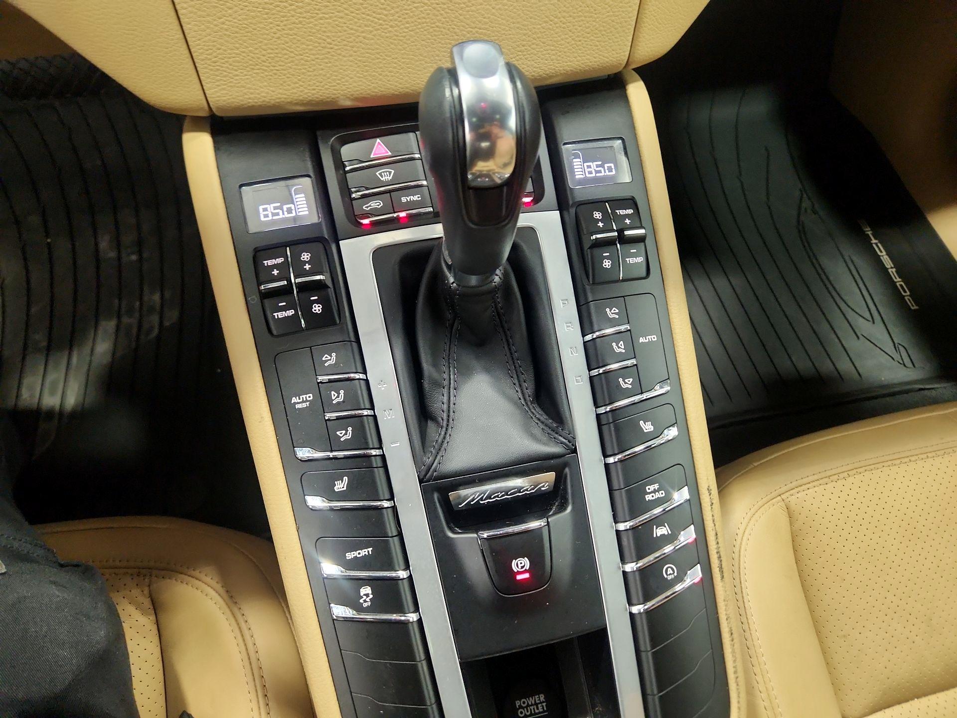 Thumbnail: 2018 Porsche Macan - 16