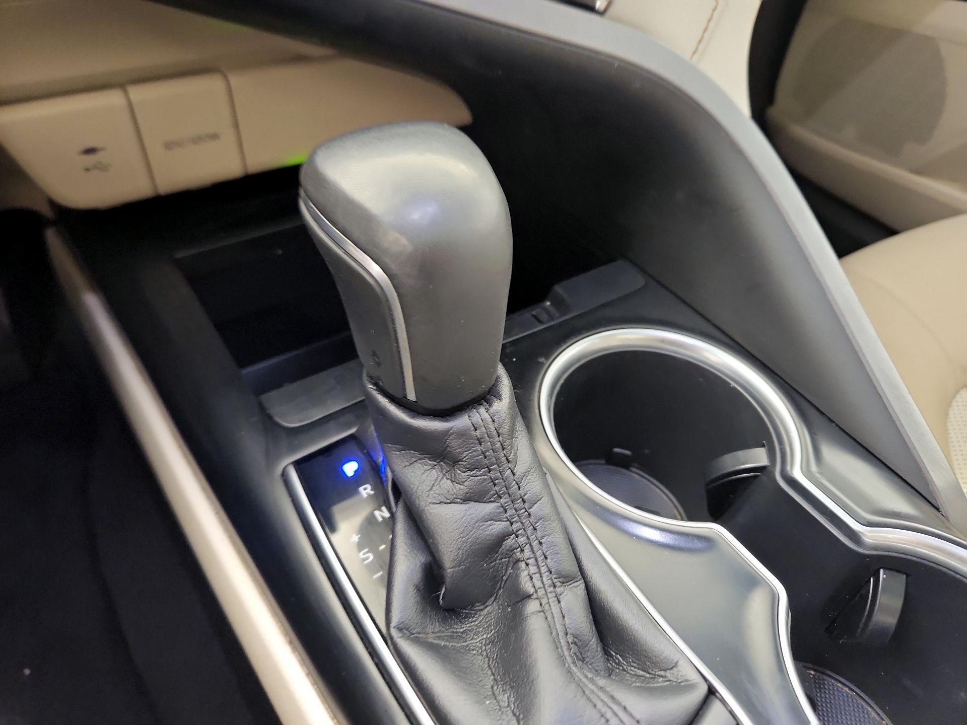 Thumbnail: 2018 Toyota Camry - 16