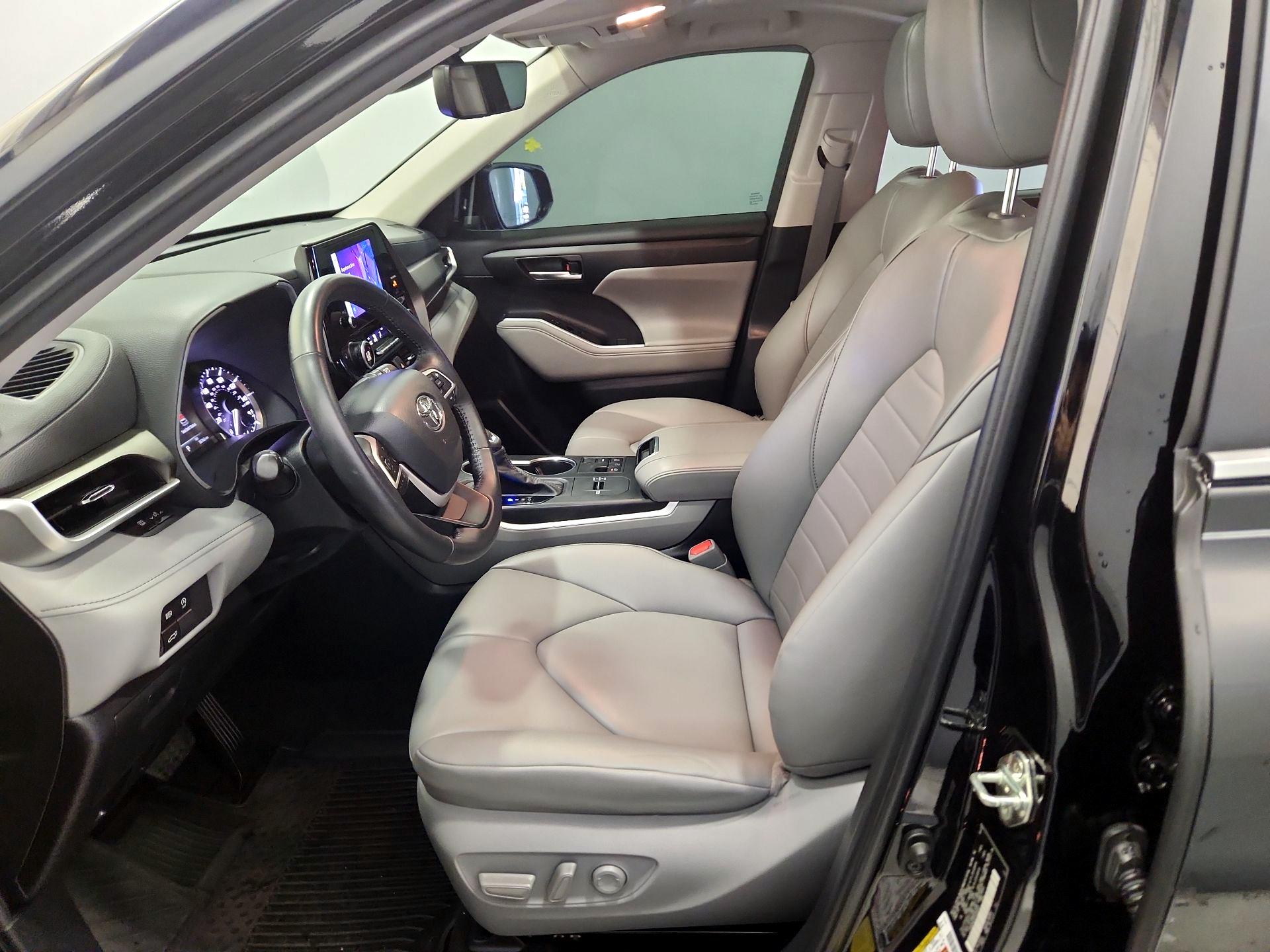 Thumbnail: 2023 Toyota Highlander - 11