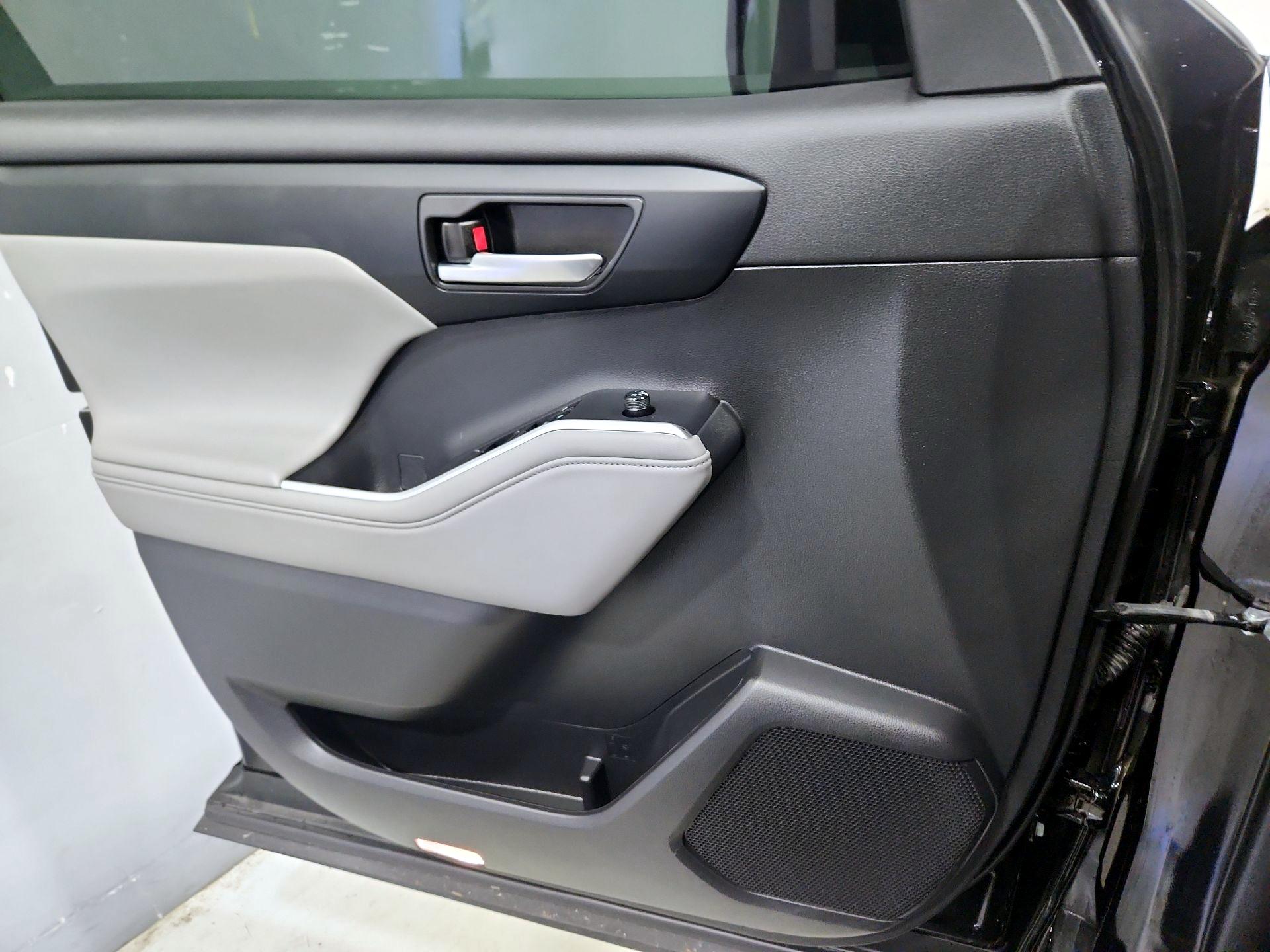 Thumbnail: 2023 Toyota Highlander - 12