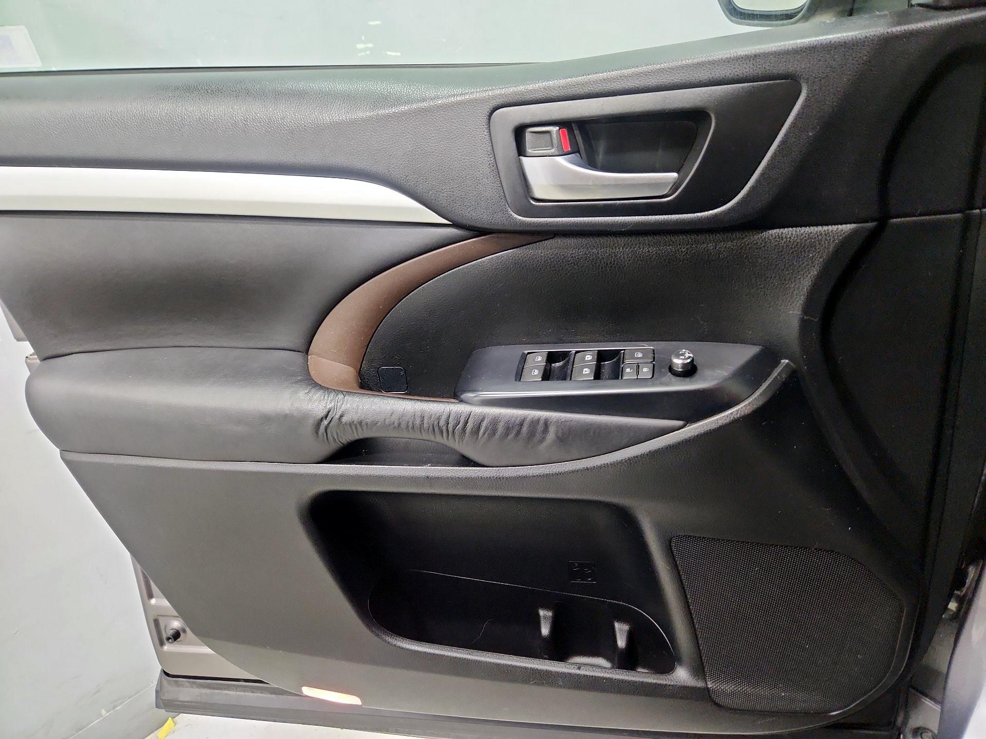 Thumbnail: 2015 Toyota Highlander - 12