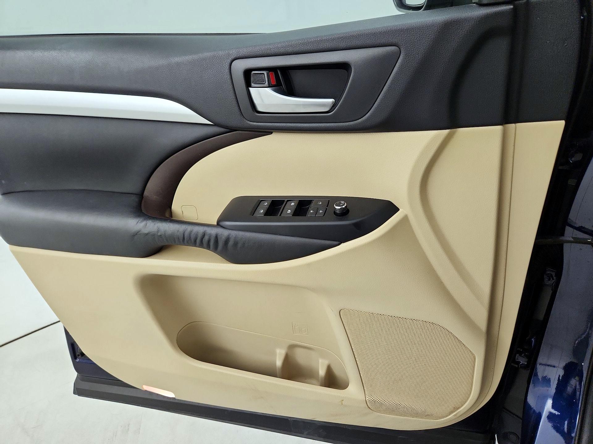 Thumbnail: 2015 Toyota Highlander - 12