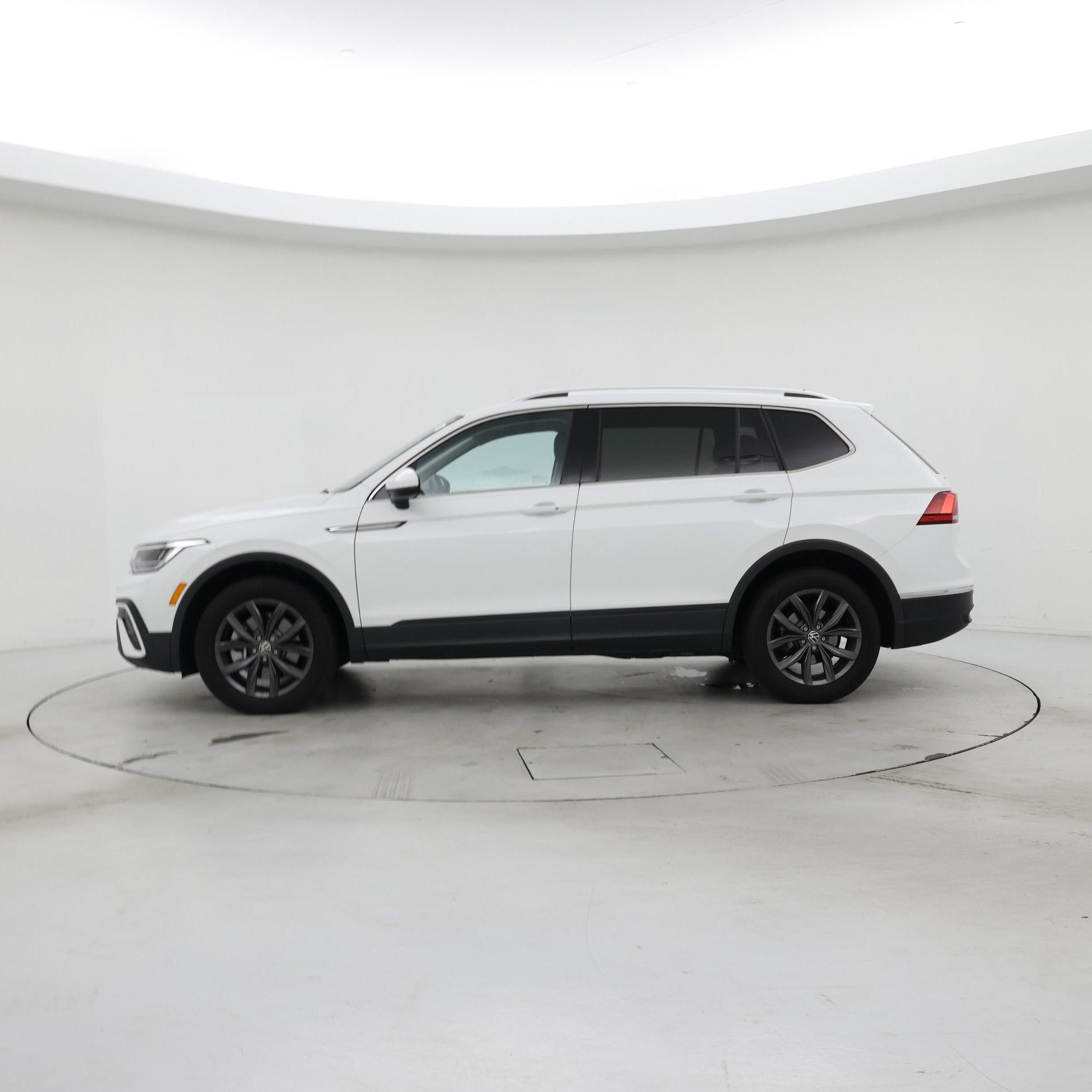 Thumbnail: 2022 Volkswagen Tiguan - 3