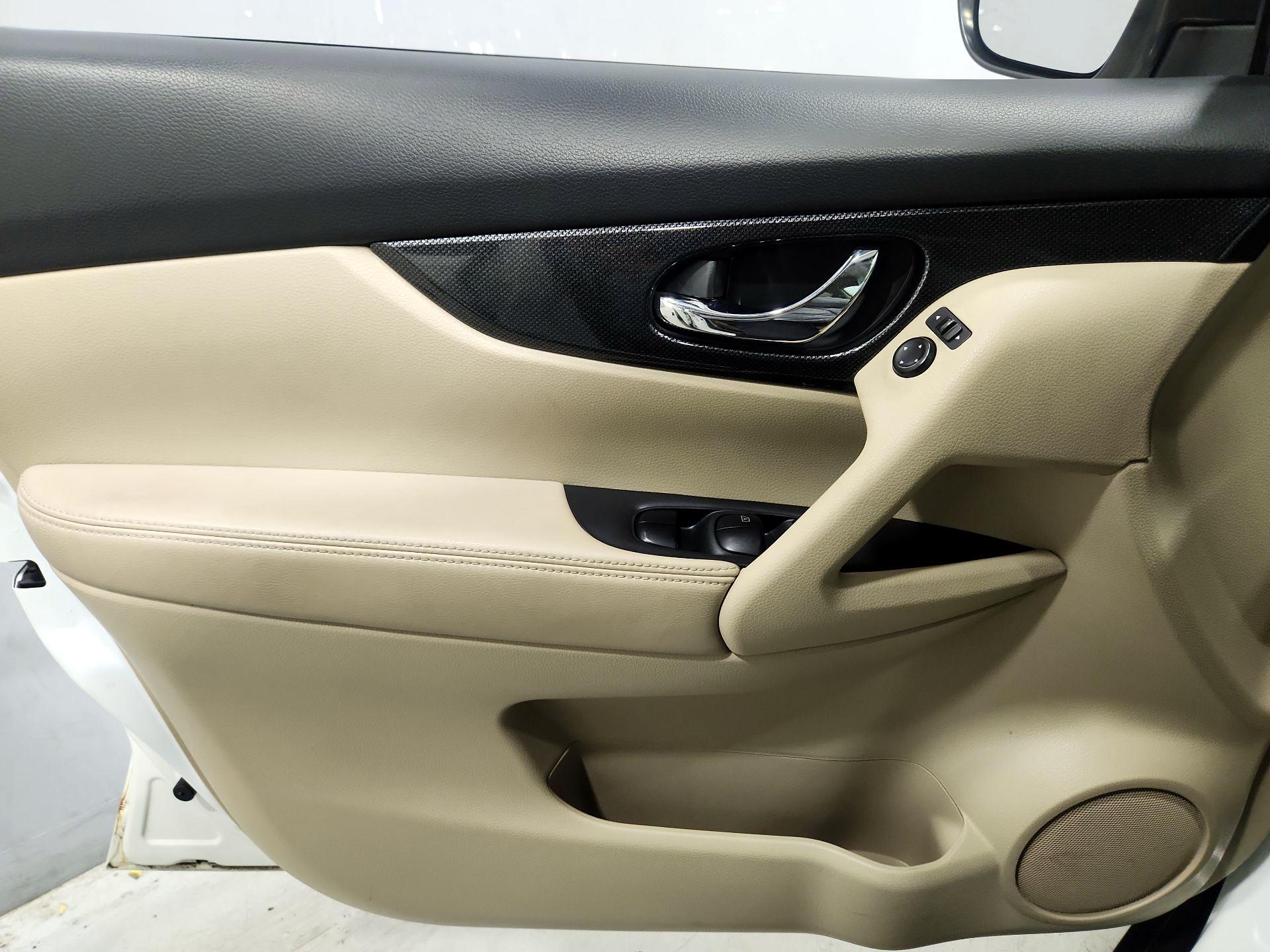 Thumbnail: 2015 Nissan Rogue - 12