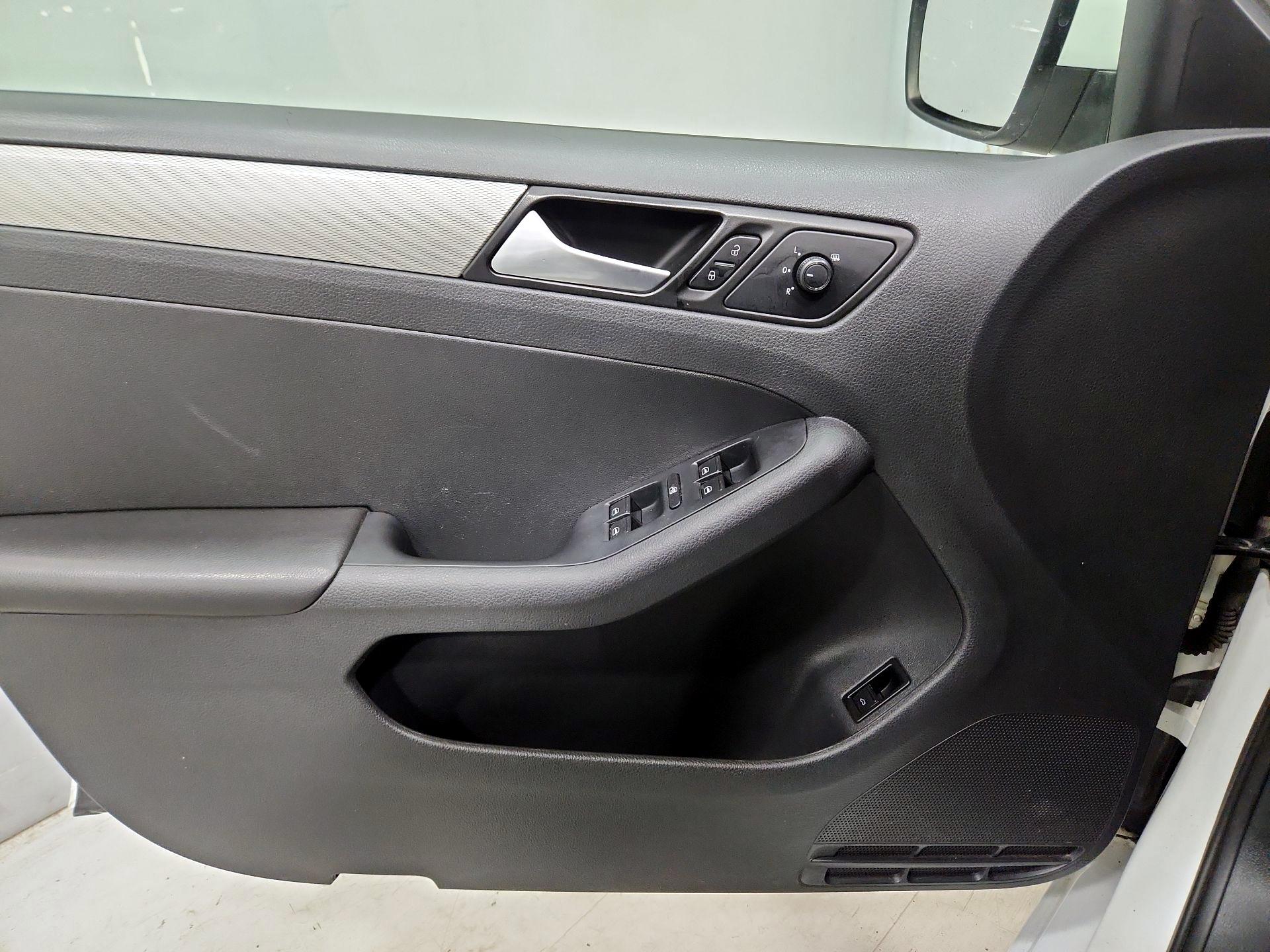 Thumbnail: 2017 Volkswagen Jetta - 12