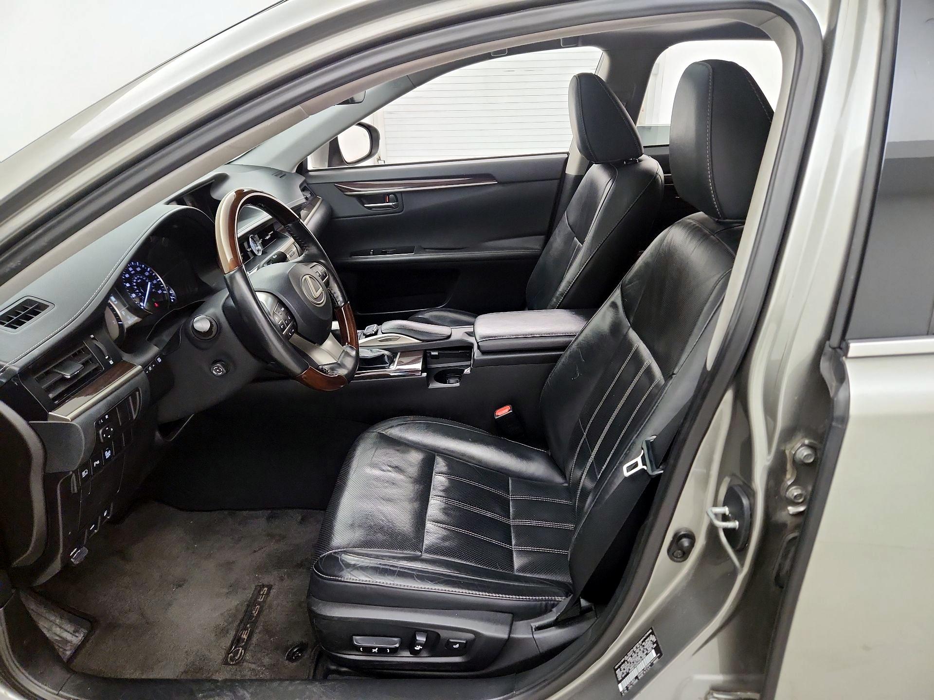 Thumbnail: 2017 Lexus ES - 11