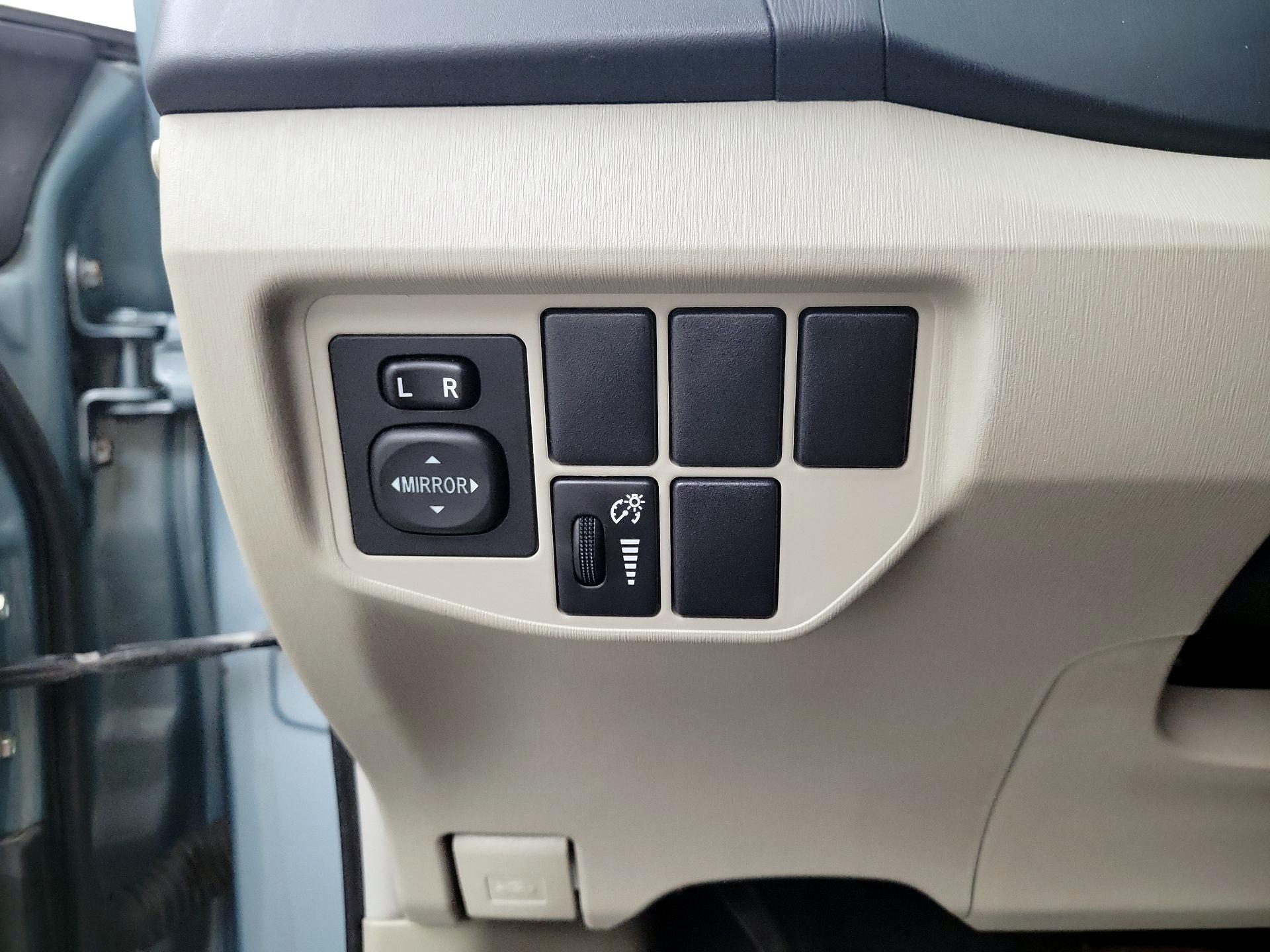 Thumbnail: 2014 Toyota Prius - 11