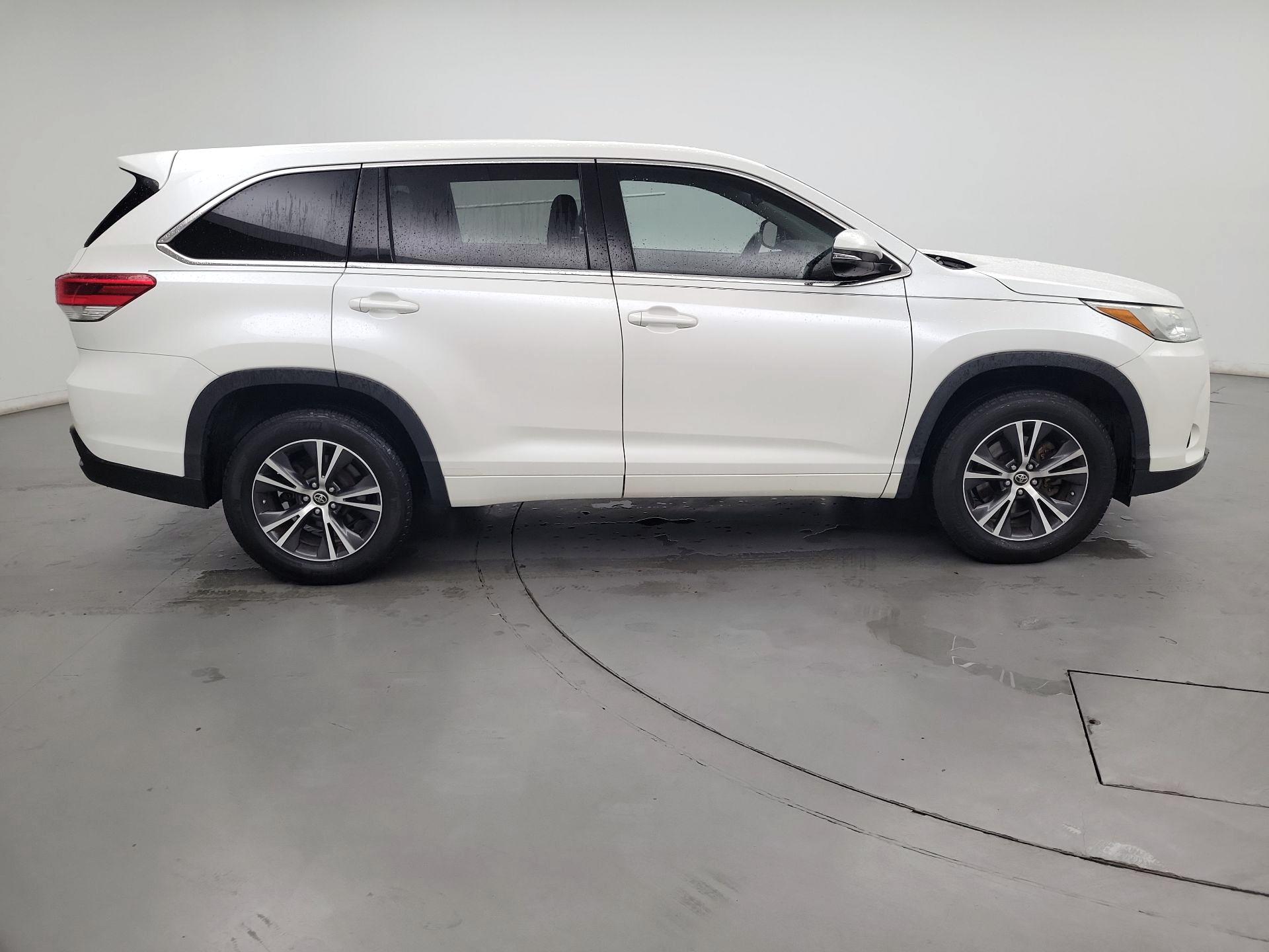 Thumbnail: 2017 Toyota Highlander - 4